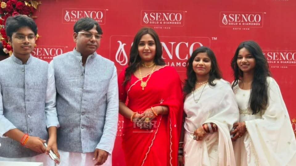 भोजपुरी के प्रसिद्ध अभिनेत्री काजल राघवानी को देखने के लिए बेकाबू हुई भीड़। फोटो के लिए हुआ हंगामा, देखिए पूरा वीडियो
नालंदा से संवाददाता राकेश कुमार
नालंदा जिले के लहेरी थाना क्षेत्र में भोजपुरी अभिनेत्री काजल राघवानी के कार्यक्रम के दौरान जमकर हंगामा हुआ. बताया जा रहा है कि नाला रोड स्थित एक ज्वेलर्स दुकान के उद्घाटन समारोह में अभिनेत्री पहुंची थीं और इस दौरा उन्हें देखने और उनके साथ फोटो खिंचवाने के लिए बड़ी संख्या में लोग जुट गए. कुछ देर बाद भीड़ में फोटो खिंचवाने को लेकर आपाधापी की स्थिति बन गई. हालात बिगड़ने पर काजल राघवानी को वहां से निकालने की कोशिश की गई, लेकिन इसी दौरान उनकी गाड़ी पर पत्थर फेंके जाने की बात सामने आई है.
बताया जा रहा है कि काजल राघवानी के कार्यक्रम में पहुंचते ही बड़ी संख्या में दर्शक उनके करीब आने की कोशिश करने लगे. लोग उनके साथ फोटो और सेल्फी लेने के लिए आगे बढ़ रहे थे. इसी दौरान भीड़ में धक्का-मुक्की और अफरा-तफरी की स्थिति बन गई. आयोजकों और सुरक्षाकर्मियों ने स्थिति को संभालने की कोशिश की, लेकिन भीड़ पूरी तरह नियंत्रित नहीं हो सकी. इसके बाद अभिनेत्री को वहां से सुरक्षित निकालने की कोशिश की गई.
निकलते वक्त गाड़ी पर पत्थर फेंकने का आरोप
बता दे कि काजल राघवानी को कार्यक्रम स्थल से निकालकर उनकी गाड़ी में बैठाया गया. इसी दौरान भीड़ की तरफ से उनकी गाड़ी पर पत्थर फेंके जाने की बात सामने आई है. घटना के बाद मौके पर मौजूद लोगों में भी अफरा-तफरी मच गई. सूचना मिलने के बाद लहेरी थाना पुलिस मौके पर पहुंची और भीड़ को शांत कराया. पुलिस ने स्थिति को नियंत्रित करने के बाद कार्यक्रम स्थल पर मौजूद लोगों और आयोजकों से जानकारी ली