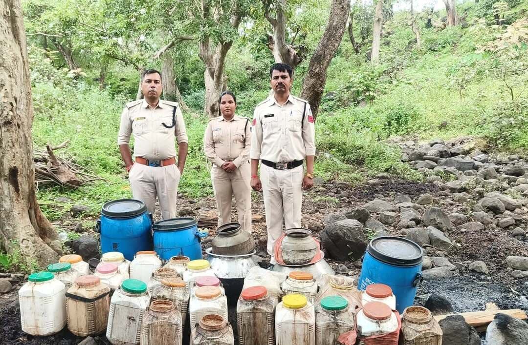अवैध मदिरा के विरुद्ध आबकारी विभाग की कार्रवाई
चौरई क्षेत्र के ग्राम धनेगांव, कढ़ैया और डोंगरगांव कला में दी दबिश
=============================================================
कलेक्टर श्री हरेंद्र नारायन के आदेशानुसार एवं सहायक आबकारी आयुक्त श्री बी.आर. वैद्य के निर्देशन में आबकारी विभाग द्वारा अवैध मदिरा के विरुद्ध कार्रवाई की गई। आबकारी वृत्त चौरई के खमारपानी क्षेत्र अंतर्गत ग्राम धनेगांव, कढ़ैया एवं डोंगरगांव कला में आज आबकारी बल द्वारा दबिश देकर अवैध मदिरा एवं महुआ लाहन बरामद किया गया।
कार्रवाई के दौरान मध्यप्रदेश आबकारी अधिनियम की धारा 34(1) के अंतर्गत कुल 02 आपराधिक प्रकरण पंजीबद्ध किए गए। मौके से 07 बल्क लीटर हाथ भट्टी मदिरा, 15 पाव देशी प्लेन मदिरा तथा 1260 किलोग्राम महुआ लाहन बरामद किया गया। उक्त कार्रवाई में सहायक जिला आबकारी अधिकारी श्री राजेश सिंघल, आबकारी प्रधान आरक्षक श्री राजकुमार यदुवंशी एवं आरक्षक श्रीमती भारती मरकाम उपस्थित थे।