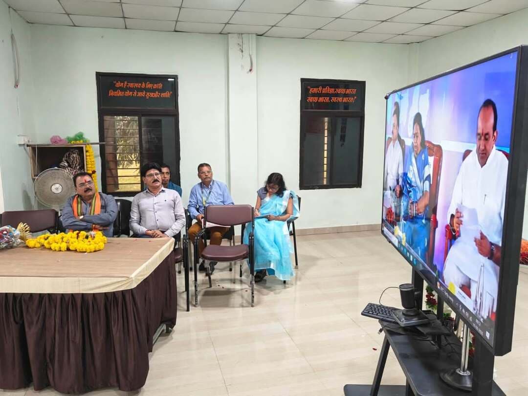 मेहनत और प्रतिभा का सम्मान, लोकेंद्र और याशी को मिली ई-स्कूटी
शासकीय उत्कृष्ट उच्चतर माध्यमिक विद्यालय, रतलाम के दो मेधावी विद्यार्थियों लोकेंद्र बलराम पाटीदार और याशी लोकेंद्र सालवी ने अपनी मेहनत, लगन और उत्कृष्ट प्रदर्शन से विद्यालय का नाम गौरवान्वित किया है। हायर सेकेंडरी परीक्षा में विद्यालय स्तर पर प्रथम स्थान प्राप्त करने पर दोनों विद्यार्थियों का मुख्यमंत्री स्कूटी योजना के अंतर्गत ई-स्कूटी के लिए चयन हुआ है।
मुख्यमंत्री डॉ. मोहन यादव के मुख्य आतिथ्य में भोपाल में आयोजित ई-स्कूटी वितरण समारोह का सीधा प्रसारण उत्कृष्ट विद्यालय रतलाम के विद्यार्थियों को दिखाया गया। इस अवसर पर विद्यार्थियों ने मुख्यमंत्री स्कूटी योजना के माध्यम से मेधावी विद्यार्थियों को मिल रहे प्रोत्साहन और सम्मान को देखा।
लोकेंद्र और याशी के लिए यह उपलब्धि उनकी मेहनत और निरंतर अध्ययन का परिणाम है। विद्यालय स्तर पर प्रथम स्थान प्राप्त कर दोनों ने यह साबित किया कि लगन और अनुशासन के साथ पढ़ाई करने पर सफलता हासिल की जा सकती है।
ई-स्कूटी मिलने से दोनों विद्यार्थियों में उत्साह है। उनका कहना है कि यह सम्मान उन्हें आगे भी बेहतर प्रदर्शन करने के लिए प्रेरित करेगा। वे अपनी आगे की पढ़ाई में भी इसी तरह मेहनत करते हुए अपने परिवार और विद्यालय का नाम रोशन करना चाहते हैं।
दोनों विद्यार्थियों की उपलब्धि से विद्यालय परिवार में हर्ष का वातावरण है। जिला विकास सलाहकार समिति सदस्य श्री प्रदीप उपाध्याय, प्राचार्य श्री सुभाष कुमावत, शिक्षक-शिक्षिकाओं एवं विद्यार्थियों ने दोनों को बधाई देते हुए उनके उज्ज्वल भविष्य की कामना की।
लोकेंद्र और याशी की सफलता विद्यालय के अन्य विद्यार्थियों के लिए भी प्रेरणा बनी है। उनकी उपलब्धि यह संदेश देती है कि निरंतर मेहनत, अनुशासन और लक्ष्य के प्रति समर्पण से सफलता की राह आसान होती है।#jansampark #ratlam
#MadhyaPradesh