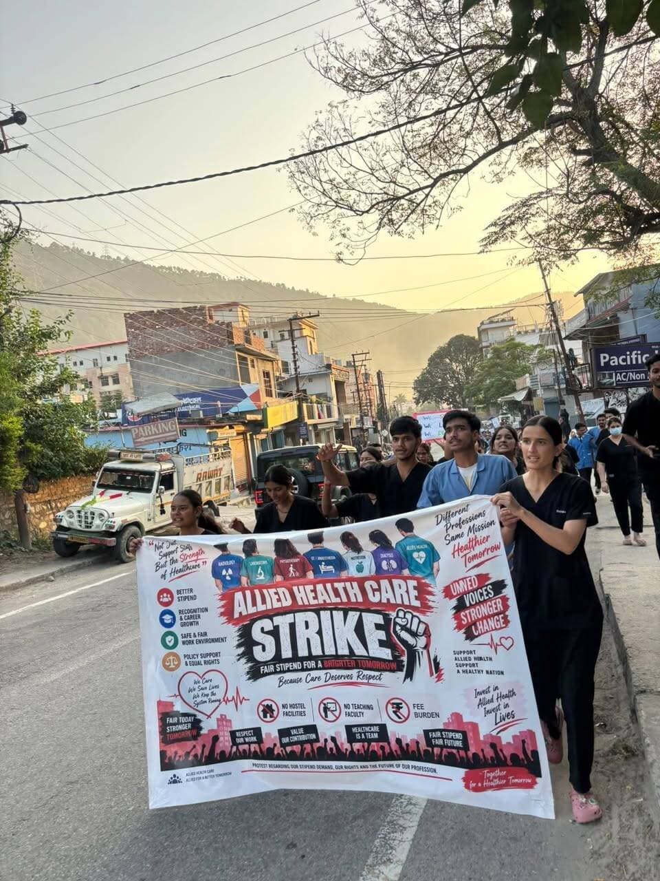 स्टाइपेंड की मांग को लेकर सड़क पर उतरे पैरामेडिकल छात्र, चार दिन के धरने के बाद निकाली रैली
श्रीकोट। स्टाइपेंड की मांग को लेकर श्रीकोट में पैरामेडिकल छात्रों का आंदोलन लगातार जारी है। चार दिनों तक शांतिपूर्ण धरने पर बैठने के बाद भी मांग पर कोई ठोस समाधान नहीं होने से शनिवार को छात्रों ने सड़क पर उतरकर रैली निकाली और अपना विरोध दर्ज कराया।
रैली के दौरान छात्रों ने स्टाइपेंड की मांग को लेकर नारेबाजी की और शासन-प्रशासन से उनकी मांग पर जल्द कार्रवाई करने की मांग उठाई। छात्रों का कहना है कि वे पिछले चार दिनों से शांतिपूर्ण तरीके से धरना दे रहे हैं, लेकिन अब तक उनकी समस्या का समाधान नहीं हुआ है।
छात्रों ने कहा कि स्टाइपेंड उनका अधिकार है और जब तक उनकी मांग पर सकारात्मक निर्णय नहीं लिया जाता, उनका आंदोलन जारी रहेगा। रैली के दौरान छात्रों ने एकजुट होकर अपनी आवाज बुलंद की और मांग पूरी होने तक संघर्ष जारी रखने की बात कही।