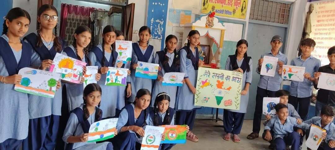 सेवा संकल्प अभियान के तहत ‘मेरे सपनों का भारत’ विषय पर चित्रकला एवं भाषण प्रतियोगिताएं शुरू
जिले के शासकीय स्कूलों में विद्यार्थियों ने उत्साहपूर्वक लिया भाग, 26 सितंबर तक होंगी विभिन्न गतिविधियां
..
सेवा संकल्प अभियान अंतर्गत जिले में विद्यार्थियों की रचनात्मक प्रतिभा, विचार अभिव्यक्ति और राष्ट्र निर्माण के प्रति उनके दृष्टिकोण को प्रोत्साहित करने के उद्देश्य से विभिन्न गतिविधियों एवं कार्यक्रमों का आयोजन किया जा रहा है। निर्धारित कार्यक्रम के अनुसार शनिवार 19 सितंबर से ‘मेरे सपनों का भारत’ विषय पर चित्रकला एवं भाषण प्रतियोगिताओं का शुभारंभ हुआ। यह गतिविधियां 26 सितंबर तक जिले में आयोजित की जाएंगी।
अभियान के प्रथम दिन जिले के सभी शासकीय स्कूलों में विद्यार्थियों के लिए चित्रकला एवं भाषण प्रतियोगिताओं का आयोजन किया गया। विद्यार्थियों ने ‘मेरे सपनों का भारत’ विषय पर अपनी कल्पनाओं, विचारों और भविष्य के भारत की परिकल्पना को चित्रों एवं भाषण के माध्यम से अभिव्यक्त किया। चित्रकला प्रतियोगिता में विद्यार्थियों ने विकसित, स्वच्छ, आत्मनिर्भर, शिक्षित एवं समृद्ध भारत की कल्पना को रंगों के माध्यम से प्रस्तुत किया। वहीं भाषण प्रतियोगिता में विद्यार्थियों ने भारत के भविष्य, युवाओं की भूमिका, शिक्षा, स्वावलंबन, जनभागीदारी, नवाचार तथा राष्ट्र निर्माण जैसे विषयों पर अपने विचार व्यक्त किए।
प्रतियोगिताओं के माध्यम से विद्यार्थियों को अपनी रचनात्मकता और प्रतिभा प्रदर्शित करने के साथ-साथ देश के विकास में अपनी भूमिका को समझने का अवसर मिला। विद्यालय स्तर पर शिक्षकों द्वारा विद्यार्थियों को प्रतियोगिताओं के लिए मार्गदर्शन भी दिया गया। सेवा संकल्प अभियान के तहत आगामी दिनों में भी निर्धारित शेड्यूल के अनुसार जिले के विभिन्न विद्यालयों एवं क्षेत्रों में गतिविधियां आयोजित की जाएंगी। इन गतिविधियों में विद्यार्थियों और आमजन की सहभागिता सुनिश्चित करते हुए सेवा, जनभागीदारी, नवाचार, सुशासन एवं जनकल्याण की भावना को बढ़ावा दिया जा रहा है। #Vidisha