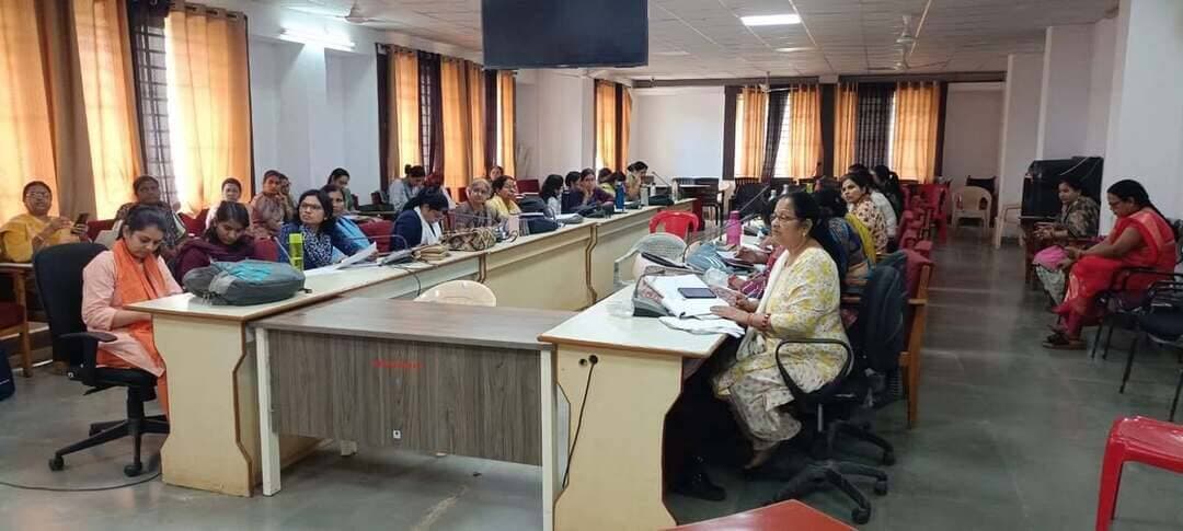 मिशन वात्सल्य योजना अंतर्गत जिला स्तरीय प्रशिक्षण आयोजित
किशोर न्याय अधिनियम एवं पॉक्सो एक्ट के प्रावधानों पर दिया प्रशिक्षण
..
मिशन वात्सल्य योजना अंतर्गत आज कलेक्टोरेट स्थित जनसुनवाई कक्ष में एक दिवसीय जिला स्तरीय प्रशिक्षण सह कार्यशाला का आयोजन किया गया। प्रशिक्षण कार्यक्रम कलेक्टर महोदय के निर्देशन एवं जिला कार्यक्रम अधिकारी श्रीमती विनीता कांसवा के मार्गदर्शन में आयोजित किया गया। प्रशिक्षण में जिले के समस्त बाल विकास परियोजना अधिकारी (CDPO) एवं पर्यवेक्षक उपस्थित रहे। कार्यक्रम में किशोर न्याय (बालकों की देखरेख एवं संरक्षण) अधिनियम, 2015 तथा पॉक्सो एक्ट के महत्वपूर्ण प्रावधानों, बाल संरक्षण से संबंधित प्रक्रियाओं एवं अधिकारियों की भूमिका के संबंध में विस्तृत प्रशिक्षण प्रदान किया गया।
उदयन केयर संस्था के श्री बाकर जी एवं श्री अंकित बांके जी द्वारा प्रशिक्षण प्रदान करते हुए बाल संरक्षण से जुड़े विभिन्न विषयों पर जानकारी दी गई तथा अधिनियमों के प्रभावी क्रियान्वयन के संबंध में आवश्यक मार्गदर्शन दिया गया। इस अवसर पर महिला एवं बाल विकास विभाग से श्री अनुज जैन, श्री संतोष रघुवंशी एवं श्री महेन्द्र धाकड़ उपस्थित रहे। श्री अनुज जैन द्वारा जिले की पर्यवेक्षकों को स्पॉन्सरशिप योजना के संबंध में विस्तारपूर्वक जानकारी प्रदान की गई। उन्होंने योजना के उद्देश्य, पात्रता, प्रक्रिया एवं पात्र बच्चों को उपलब्ध कराई जाने वाली सहायता के संबंध में आवश्यक मार्गदर्शन दिया। प्रशिक्षण का मुख्य उद्देश्य जिले में बाल संरक्षण व्यवस्था को और अधिक सुदृढ़ एवं प्रभावी बनाना तथा मैदानी स्तर पर कार्यरत अधिकारियों एवं कर्मचारियों को बाल संरक्षण कानूनों एवं योजनाओं की व्यवहारिक जानकारी उपलब्ध कराना रहा। #Vidisha