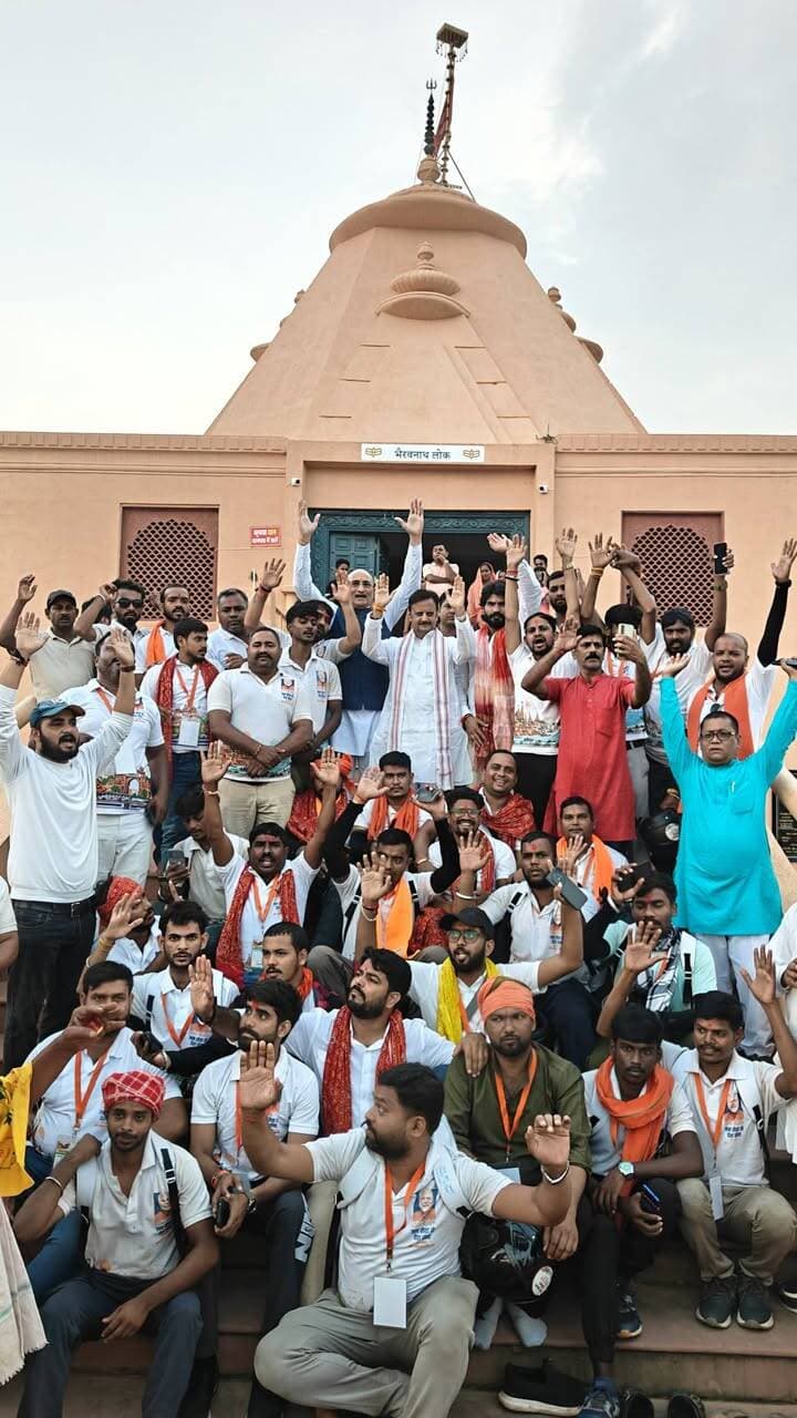 ‘सेवा संकल्प अभियान’ के अंतर्गत बाबा विश्वनाथ की नगरी काशी से वडनगर, गुजरात के लिए निकली बाइक यात्रा के रूट क्रमांक-9 के गुढ़ विधानसभा क्षेत्र में आगमन पर भव्य यात्रा में उप मुख्यमंत्री श्री राजेंद्र शुक्ल ने सहभागिता कर सभी यात्रियों का हार्दिक स्वागत एवं अभिनंदन किया।
इस दौरान उप मुख्यमंत्री सहित सभी बाइक यात्रियों ने श्री भैरवनाथ लोक में दर्शन-पूजन किया। तत्पश्चात वाराणसी से यात्रा के साथ लाए गए विशाल कलश का विधिवत पूजन किया। इस अवसर पर गुढ़ विधायक श्री नागेंद्र सिंह, भाजपा जिलाध्यक्ष श्री वीरेंद्र गुप्ता उपस्थित रहे।
यह यात्रा आदरणीय प्रधानमंत्री जी के जनसेवा के प्रति अपार समर्पण एवं राष्ट्र निर्माण के प्रति उनके निःस्वार्थ सेवाभाव को जन-जन तक पहुँचाने के उद्देश्य से निकाली गई है।
PMO India CM Madhya Pradesh Dr Mohan Yadav Rajendra Shukla Jansampark Madhya Pradesh
#NarendraModi
#सेवा_संकल्प_अभियान #SevaSankalpAbhiyan
#Rewa #रीवा