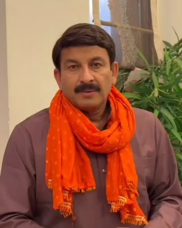 बिहार में बाढ़ से प्रभावित लोगों की मदद के लिए सांसद मनोज तिवारी ने अपना दो महीने का वेतन मुख्यमंत्री राहत कोष में समर्पित करने की घोषणा की है। उनका यह कदम बाढ़ प्रभावित परिवारों की सहायता के लिए राहत प्रयासों में योगदान के तौर पर सामने आया है।
प्रभावित परिवारों को आर्थिक सहायता:
बिहार सरकार की ओर से बाढ़ से प्रभावित परिवारों को ₹7,000 प्रति परिवार की वित्तीय सहायता दी गई है। सरकार के अनुसार इस मद में अब तक ₹550 करोड़ से अधिक की राशि वितरित की जा चुकी है।
राहत कार्यों पर जोर:
बाढ़ प्रभावित क्षेत्रों में राहत और सहायता पहुंचाने के लिए सरकारी स्तर पर विभिन्न प्रयास किए जा रहे हैं। आर्थिक सहायता का उद्देश्य प्रभावित परिवारों को तत्काल जरूरतों में मदद उपलब्ध कराना है।
AkOne News | सच सबसे पहले
अस्वीकरण: यह समाचार उपलब्ध कराए गए तथ्यों के आधार पर तैयार किया गया है। पाठकों से अनुरोध है कि किसी भी सहायता या सरकारी घोषणा की अंतिम पुष्टि संबंधित आधिकारि�