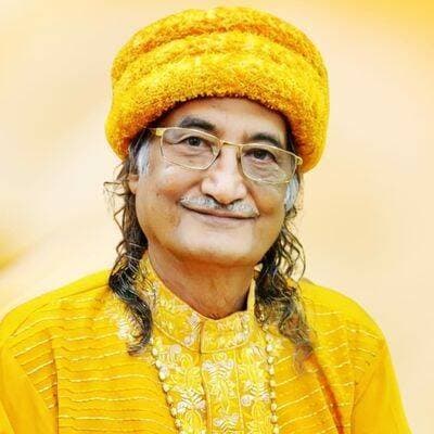 विश्व आत्म क्रांति अभियान शुरू किया है : समर्थगुरु सिद्धार्थ
समर्थगुरु धारा हिमाचल के शिक्षा कोऑर्डिनेटर
आचार्य डॉ. सुरेश मिश्रा ने बताया कि समर्थगुरु धाम, मुरथल के संस्थापक समर्थगुरु सिद्धार्थ औलिया जी के सान्निध्य में
विश्व में फैले नकारात्मक सोच को देखते हुए समर्थगुरु धारा और भारतीय योग एवं प्रबंधन संस्थान ने मिलकर आत्म क्रांति अभियान शुरू किया है। इसके अंतर्गत पाँच कार्यक्रम शुरू किए गए हैं।
1. सहज योगः सहज योग के 70 कार्यक्रम पिछले कई वर्षों से ऑफलाइन एवं ऑनलाइन चलाए जा रहे हैं, जिनके माध्यम से साधक आत्मज्ञान और ब्रह्म ज्ञान प्राप्त कर रहे हैं।
2. मिशन हेल्थ मैनेजमेंटः यह भारत एवं विश्व के महाविद्यालयों एवं विश्वविद्यालयों में चलाया जा रहा है ताकि हमारे युवा शिकायत भाव से मुक्त होकर अहोभाव की यात्रा पर चल सकें।
3. स्ट्रेस मैनेजमेंटः यह कार्यक्रम कॉर्पोरेट और सरकारी विभागों के अधिकारियों एवं कर्मचारियों के लिए चलाया जा रहा है, ताकि वे तनाव मुक्त होकर राष्ट्र सेवा कर सकें।
4. मिशन सतनामः भारत में अनेक आध्यात्मिक परंपराएं हैं और उनसे संबंधित कई डेरे हैं, जिनसे जुड़कर अनेक साधक आत्म ज्ञान और ब्रह्म ज्ञान को प्राप्त करना चाहते हैं। मिशन सतनाम के अंतर्गत ऐसे साधकों के लिए सिद्धार्थ ध्यान योग चलाया जा रहा है, जिससे अध्यात्म के मूल मंत्र ध्यान और ओंकार को जानकर वे आध्यात्मिक यात्रा सुगमता से कर सकें ।
5. प्रज्ञाचार्यः यह कार्यक्रम स्कूल के शिक्षकों के लिए चलाया जा रहा है, ताकि उनकी प्रज्ञा जग सके और वे नई पीढ़ी का सही मार्गदर्शन कर सकें।
6.