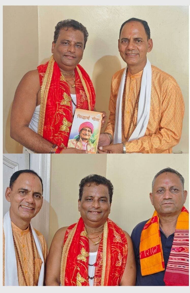 सनातन धर्म के सुदृढ़ीकरण के लिए विस्तृत चर्चा हुई : आचार्य डॉ. सुरेश मिश्रा
श्री दुर्गा देवी मंदिर पिपली, कुरुक्षेत्र के पीठाधीश और समर्थगुरु धारा हिमाचल के शिक्षा कोऑर्डिनेटर आचार्य डॉ. सुरेश मिश्रा ने धर्म नगरी कुरुक्षेत्र के गीता भवन में पधारे
डॉ. स्वामी चिदानंद ब्रह्मचारी जी ओडिशा से आत्मीय भेंट की। डॉ. स्वामी चिदानंद एक प्रतिष्ठित आध्यात्मिक गुरु, विद्वान और सामाजिक कार्यकर्ता हैं। वह इंटरनेशनल गीता मिशन के अध्यक्ष और शिशु अनंत आश्रम से जुड़े हुए हैं।
आचार्य डॉ. सुरेश मिश्रा ने बताया कि समर्थगुरु धाम, मुरथल के संस्थापक समर्थगुरु सिद्धार्थ औलिया जी के सान्निध्य में
विश्व में फैले नकारात्मक सोच को देखते हुए समर्थगुरु धारा और भारतीय योग एवं प्रबंधन संस्थान ने मिलकर आत्म क्रांति अभियान शुरू किया है। सनातन धर्म के सुदृढ़ीकरण के लिए आगामी कदमों पर विस्तृत चर्चा हुई।
आचार्य डॉ. सुरेश मिश्रा ने उनका मां दुर्गा की लाल चुनरी
ओढ़ा कर स्वागत किया। समर्थगुरु सिद्धार्थ औलिया जी द्वारा रचित सिद्धार्थ गीता और मेंटल हेल्थ मैनेजमैंट कार्यक्रम ब्लिसफुल लिविंग ब्रोशर भेंट किया।
षडदर्शन साधु समाज के डॉ. प्रमोद कौशिक को भी समर्थगुरु सिद्धार्थ औलिया जी द्वारा रचित साहित्य द्वारा सम्मानित किया। IIYM संस्था के बारे में जानकारी दी।