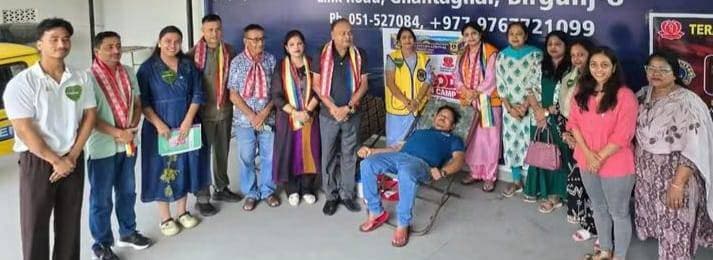 रक्त वीरो ने किया दान
---------------------------
नेपाल, बीरगंज स्थित तेरापंथ जैन भवन के प्राग्न मे तेरापंथ युवक़ परिषद बीरगंज अध्यक्ष सुनील दुगड़ द्वारा आयोजित मेघा शिविर मे तीन महिला सहित 75 ने रक्तदान किया
अध्यक्ष सुनील दुग्गद के सभापतित्व तथा सयोजक की अगुवाई मे राज कुमार बैद, राजेश बोथरा, बालाजी मेंटल के चेयरमैन , जसकरण जैन, तेरापंथ युवक परिषद परिवार, महिला पुरुष, संचार कर्मी, समाजसेवी की उपस्तिथि रही
रक्तदान कार्यक्रम की निरंतरता मे कावेरी एकेडमी के प्राग्न मे लायन्स क्लब संस्कृति गोल्ड की अध्यक्ष खुशबु अग्रवाल, मेट्रोसिटी की अध्यक्ष पिया सिंह, तेरापंथ युवक़ परिषद अध्यक्ष सुनील दुगड़ के सयुंक्त तत्वावधान मे 25 रक्तवीरो ने रक्त दिया
कार्यक्रम मे प्रमुख अतिथि पूर्व मल्टीप्ल कॉन्सिल चेयरमैन डॉ रमेश अग्रवाल, विशिष्ठ अतिथि डी एस पि राजू कार्की, कैबिनेट सचिव बासु तिमिलसीना, कावेरी निर्देशक श्याम तुलस्यान , पूर्व अध्यक्ष चार आयुषी अग्रवाल, सुनीता अग्रवाल, रितिका जायसवाल, सोनी अग्रवाल, कावेरी एकेडेमी के प्राचार्य दिलीप गुप्ता, नेजामुद्दीन शमानी, प्रसिद्धि आनंद, नेल्सन भंडारी,रबीन श्रेष्ठ, युवराज खड़का, शिक्षक, शिक्षिका, पत्रकार, लायन्स, महिला - पुरुष समाजप्रेमी, रक्तवीरो की उपस्तिथि रही
रक्तदान - महादान की सार्थकता आयोजन मे व्याप्त दिख रही थी जो भविष्य मे प्रेरणादायी रहेगी