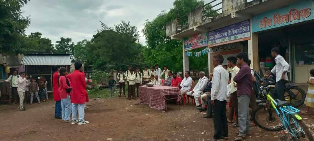 बीजानगरी में नुक्कड़ नाटक के माध्यम से जनसेवा की अनकही कहानियां
सेवा संकल्प अभियान एवं ‘नमो सेवा—अनकही कहानी’ कार्यक्रम के तहत ग्राम बीजानगरी में नुक्कड़ नाटक का आयोजन किया गया।
श्लोक सामाजिक एवं सांस्कृतिक संस्थान, उज्जैन के कलाकारों ने प्रधानमंत्री श्री नरेंद्र मोदी जी के 25 वर्षों की जनसेवा की उपलब्धियों को आकर्षक एवं रोचक नाट्य प्रस्तुति के माध्यम से ग्रामीणजनों तक पहुंचाया।
कार्यक्रम में स्थानीय जनप्रतिनिधियों, अधिकारी-कर्मचारियों सहित बड़ी संख्या में ग्रामीणजन उपस्थित रहे।
CM Madhya Pradesh
Jansampark Madhya Pradesh
#सेवा_संकल्प_अभियान
#NamoSeva
#आगरमालवा
#जनसेवा
#नुक्कड़_नाटक
#agarmalwa