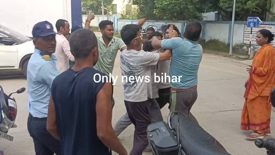 लखीसराय ।सदर अस्पताल में सड़क दुर्घटना को लेकर दो पक्षों के बीच मारपीट।