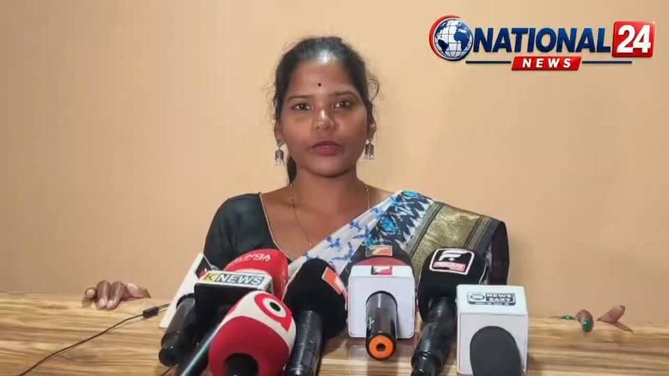 କୋରାପୁଟରେ ଜିଲ୍ଲା ପରିଷଦ ବୈଠକରେ ଅସନ୍ତୋଷ
କୋରାପୁଟ ଜିଲ୍ଲା ପରିଷଦ ବୈଠକରେ ଜିଲ୍ଲାର ବିକାଶମୂଳକ କାର୍ଯ୍ୟକୁ ନେଇ ଅସନ୍ତୋଷ ପ୍ରକାଶ ପାଇଛି। ବିଭିନ୍ନ ଅଞ୍ଚଳରେ ବିକାଶ କାର୍ଯ୍ୟ ଧୀମା ହୋଇଥିବା ନେଇ ପ୍ରଶାସନିକ ଅଧିକାରୀମାନଙ୍କୁ ତାଗିଦ କରାଯାଇଛି। ବିଶେଷକରି ଆଦିବାସୀ ଅଧ୍ୟୁଷିତ ଅଞ୍ଚଳରେ ଲୋକଙ୍କ ସମସ୍ୟା ଓ ବିକାଶମୂଳକ କାର୍ଯ୍ୟକୁ ଗୁରୁତ୍ୱ ଦେଇ କାମ କରିବାକୁ ଅଧିକାରୀମାନଙ୍କୁ କୁହାଯାଇଛି। କାମରେ ଅବହେଳା କଲେ ଜିଲ୍ଲା ଛାଡ଼ିବାକୁ ପଡ଼ିବ ବୋଲି ଚେତାବନୀ ଦେଇଥିବା କହିଛନ୍ତି ଜିଲ୍ଲା ପରିଷଦ ଅଧ୍ୟକ୍ଷା ସସ୍ମିତା ମେଲକା।
“ଆଦିବାସୀ ଅଞ୍ଚଳର ବିକାଶରେ ଅବହେଳା ନୁହେଁ, ଦରକାର ତ୍ୱରିତ କାର୍ଯ୍ୟ” — ବୈଠକରେ ଏଭଳି ମତ ପ୍ରକାଶ ପାଇଛି।
📍 କୋରାପୁଟ | ଜିଲ୍ଲା ପରିଷଦ ବୈଠକ
#Koraput #KoraputNews #DistrictCouncil #Development #OdishaNews #National24