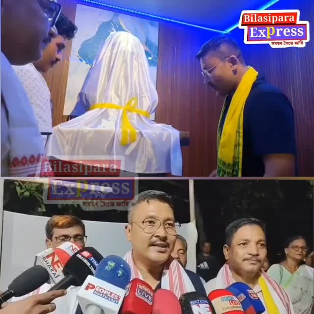 .আজি জুবিন দিবস।ৰাজ্যৰ বিভিন্ন প্ৰান্তৰ লগতে বিলাসীপাৰাতো আজি দিবসটি ব্যতিক্ৰমী কাৰ্যসুচীৰে পালন কৰা হয়।
শিক্ষাগুৰু সকলে নিজৰ গাঠিৰ ধনৰে খণ্ড শিক্ষা বিষয়াৰ কাৰ্যালয় চৌহদত প্ৰতিষ্টা কৰে জুবিন দা’ৰ স্মৃতি-ক্ষেত্ৰ।য’ত স্থাপন কৰে হিয়াৰ আমঠু জুবিন দা’ৰ আৱক্ষ মূৰ্তি।
#zueengarg #dhubri #dhubri joizubeen #bilasipara #zueengarg