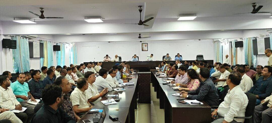 आज दिनांक 19.09.2026 को उप विकास आयुक्त, मोतिहारी की अध्यक्षता में प्रखंड विकास पदाधिकारी एवं प्रखंड समन्वयक की समीक्षा बैठक आयोजित की गई।
बैठक में निम्नलिखित बिंदुओं पर समीक्षा किया गया एवं आवश्यक निर्देश दिए गए:
व्यक्तिगत शौचालय के लंबित प्रोत्साहन राशि एवं लंबित आईएचएचएल के जियो टैगिंग कार्य को जल्द से जल्द पूर्ण करने का निर्देश दिया गया।
एक सप्ताह में 306 शौचालय का जियो टैग कराया गया है।
महादलित टोलों में जिन घरों में शौचालय का निर्माण नहीं हुआ है, वैसे सभी गाँव में IEC एक्टिविटी चला कर शौचालय का निर्माण शीघ्र कराने तथा इस हेतु जीविका के माध्यम से ऋण उपलब्ध कराकर शौचालय निर्माण सुनिश्चित करने का निर्देश दिया गया। साथ ही लाबुकों के खाते हैं प्रोत्साहन राशि प्राप्त होने के उपरांत उक्त ऋण राशि को जीविका को समय पर वापस लौटाने हेतु निर्देशित किया गया।
सभी पंचायत में ठोस तरल अपशिष्ट प्रबंधन के कार्य को दैनिक रूप से कराने का निर्देश दिया गया है।
लंबित उपयोगिता प्रमाण पत्र को संबंधित प्रखंडों से यथाशीघ्र भेजने का निर्देश दिया गया।
स्वच्छता ही सेवा के अंतर्गत 17 SEP से 2 OCT 2026 के बीच स्वच्छता से सम्बंधित गतिविधि का आयोजन एवं उसका समापन भी निश्चित समय के भीतर करने को कहा गया है।
जिस पंचायत में जमीन के आभाव से WPU नही बन पाया है वहां मिनी WPU बनाने का निर्देश दिया गया है।
उक्त समीक्षा बैठक में डीआरडीए निदेशक, लेखा एवं एलएसबीए (LSBA) की जिला टीम उपस्थित रही।
Information & Public Relations Department, Government of Bihar