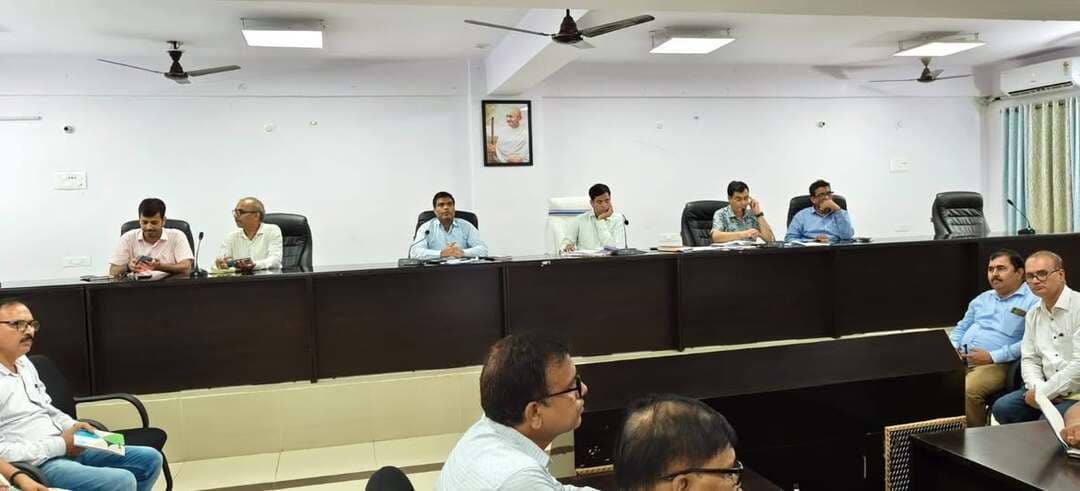 उप विकास आयुक्त ने ग्रामीण विकास की योजनाओं के प्रगति की समीक्षा:
समीक्षा में पाया गया कि प्रधानमंत्री आवास योजना (ग्रामीण) 2024-25 एवं 2025-26 प्रधानमंत्री आवास योजना ग्रामीण के तहत जिला स्तर पर 106343 लक्ष्य के विरूद्ध 106286 आवास स्वीकृत किये गये है तथा 57 स्वीकृति हेतु लंबित है। कल्याणपुर-12, रामगढ़वा-10, मधुबन 8 में सबसे ज्यादा स्वीकृति लंबित है इसी प्रकार अन्य प्रखंड में भी लंबित है। संबंधित सभी प्रखंड विकास पदाधिकारी को निर्देशित किया गया कि एक सप्ताह के अन्दर नियमानुकूल शत् प्रतिशत आवासों की स्वीकृति कराना सुनिश्चित करें या रिमाण्ड योग्य हो तो नियमानुकूल अविलम्ब रिमाण्ड कराये।
प्रधानमंत्री आवास योजना (ग्रामीण) 2024-25 एवं 2025-26 में कुल 48801 लाभुकों को तृतीय किश्त का भुगतान किया गया है तथा कुल-37563 आवासों का पूर्ण कराया गया है तथा तृतीय किस्त के विरूद्ध अपूर्ण आवासों की संख्या 11238 है। जिसमें सबसे ज्यादा ढाका, चिरैया एवं छौडादानों में क्रमशः 1102, 735, 722 तृतीय किस्त देने के बाद आवास अपूर्ण है। सभी प्रखंड विकास पदाधिकारी को निदेशित किया गया कि तृतीय किश्त भुगतान प्राप्त लाभुकों का 90 कार्य दिवस मनरेगा मजदूरी दिलाते हुए आवासों का पूर्ण कराना सुनिश्चित करे।
प्रधानमंत्री आवास योजना ग्रामीण अन्तर्गत वित्तीय वर्ष 2024-25 एंव 2025-26 के तहत लाभुकों का भुगतान हेतु SNA SPARSH के माध्यम से प्राप्त राशि के विरूद्ध 89.56 प्रतिशत राशि का भुगतान हुआ है। जिसमें सबसे कम मेंहसी, रामगढ़वा, तुरकौलिया क्रमशः 64.70. 76.77, 82.02 प्रतिशत भुगतान हुआ है। बनकटवा, बंजरिया, तेतरिया एवं घोड़ासहन प्रखंड द्वारा प्राप्त आवंटन का शत् प्रतिशत खर्च कर दिया गया है। शेष सभी प्रखंड विकास पदाधिकारी को निदेशित किया गया कि प्राप्त राशि के विरूद्ध शत् प्रतिशत भुगतान करना सुनिश्चित करे।
प्रधानमंत्री आवास योजना ग्रामीण अन्तर्गत आवास स्वीकृति के विरूद्ध सबसे ज्यादा लंबित प्रथम किस्त एफ०टी०ओ० वाले प्रखंड मधुबन, बनकटवा, रामगढवा क्रमशः 202, 185 एवं 175 है। प्रथम किस्त के विरूद्ध सबसे ज्यादा लंबित द्वितीय किस्त एफ०टी०ओ० वाले प्रखंड चकिया, केसरिया एवं तुरकौलिया क्रमशः 1473, 1303 एवं 1239 है। द्वितीय किस्त के विरूद्ध सबसे ज्यादा लंबित तृतीय किस्त फ०टी०ओ० वाले प्रखंड चिरैया, केसरिया, तुरकौलिया क्रमशः 2348, 2239, 2095 है। सभी प्रखंड विकास पदाधिकारी को निदेशित किया गया कि लंबित एफ०टी०ओ० को जेनरेट कराना सुनिश्चित करे।
मुख्यमंत्री ग्रामीण आवास योजना (2018-19 से 2025-26) इस योजना के तहत जिला स्तर पर 2203 लक्ष्य के विरूद्ध 2037 आवास पूर्ण हो चुके है तथा 166 आवास लंबित है। चिरैया, कोटवा, मेंहसी में सबसे ज्यादा क्रमशः 15, 13, 13 लंबित है। संबंधित सभी प्रखंड विकास पदाधिकारी को निदेश दिया गया कि लंबित आवासों को नियमानुकूल पूर्ण कराना सुनिश्चित करें।
मुख्यमंत्री ग्रामीण आवास सहायता योजना (2023-24 से 2025-26) इस योजना के तहत जिला स्तर पर 2890 लक्ष्य के विरुद्ध 2840 आवास पूर्ण हो चुके है तथा 50 आवास लंबित है। आदापुर, रामगढ़वा, रक्सौल में सबसे ज्यादा क्रमशः 6, 6, 6 लंबित है। संबंधित सभी प्रखंड विकास पदाधिकारी को निदेश दिया गया कि लंबित आवासों को नियमानुकूल पूर्ण कराना सुनिश्चित करें।
Information & Public Relations Department, Government of Bihar