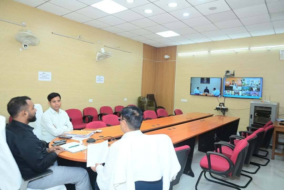 अभियान बसेरा को लेकर मुख्यालय पटना से हुई वीडियो कॉन्फ्रेंसिंगके उपरांत जिलाधिकारी श्री सौरभ सुमन यादव के द्वारा अपर समाहर्ता पूर्वी चंपारण मोतिहारी को निर्देश दिया गया कि वैसे सभी लोग जिन्हें वास भूमि नहीं है, का आवेदन प्राप्त किया जाए।
अपर समाहर्ता को निर्देश दिया गया कि सभी अंचल अधिकारियों से इसको लेकर वीडियो कॉन्फ्रेंसिंग के माध्यम से समीक्षा की जाय।
जिलाधिकारी ने कहा कि प्राप्त आवेदनों की जांच करने के उपरांत उस पर अग्रेतर कार्रवाई की जाय।
अपर समाहर्त्ता द्वारा बताया गया कि पिछले 15 अगस्त को अभियान बसेरा अंतर्गत जिला में कुल 1429 लोगों को भूमि का पर्चा उपलब्ध कराई गई थी।
प्रखंड बार देखा जाए तो रक्सौल में 53, चकिया में 219,रामगढ़वा में 78, केसरिया में 102, घोड़ासहन में 45, चिरैया 65,ढाका 94,पताही 38 पकड़ी दयाल 52 बनकटवा 42, छौड़दानों 25 तेतरिया 26 कल्याणपुर 52 मेहसी 66 तुरकौलिया 44 आदापुर 52 अरेराज 24 बंजरिया 57 हरसिद्धि 26 मोतिहारी 22 मधुबन 52 पहाड़पुर 32 संग्रामपुर 37 पिपरा कोठी 49 कोटवा 12 सुगौली 29 और फेनहारा में 36 लाभुकों को अभियान बसेरा के अंतर्गत पर्चा दिया गया था। अपर समाहर्त्ता के द्वारा बताया गया कि यह अभियान लगातार चल रहा है और इसकी लगातार समीक्षा भी की जा रही है लेकिन इस कार्य को और अधिक प्राथमिकता दी जाएगी।
वीडियो कॉन्फ्रेंसिंग में जिलाधिकारी के साथ अपर समाहर्ता श्री मुकेश कुमार सिंहा और उप विकास आयुक्त डॉ प्रदीप कुमार भी उपस्थित थे।
Information & Public Relations Department, Government of Bihar