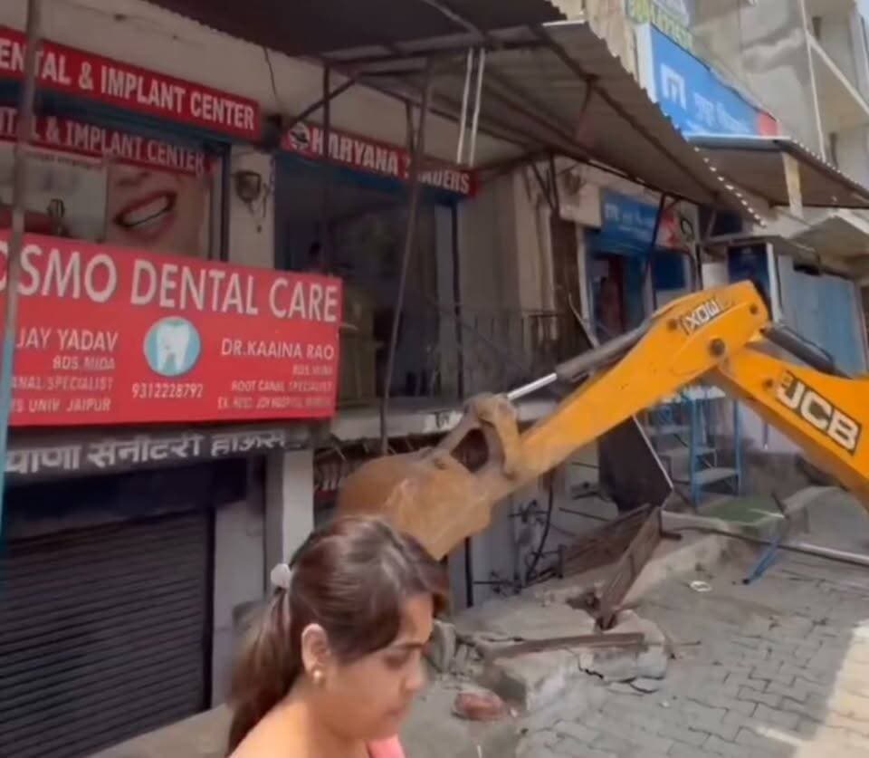क्या डीटीपी अधिकारी आर एस भाट ने इन लोगों के साथ ऐसे पेश आकर ठीक किया।
भाजपा नेताओं के करीबियों ने सैक्टर चार और पांच में ग्रीन बैल्ट पर खुलेआम अपनी पार्किंग बनाकर अपनी संस्थानों के पर्सनल गेट लगा रखे हैं । सर्विस रोड पर चार दिवारी कर कब्जे कर रखे हैं ।
क्या उन लोगों के साथ डीटीपी अधिकारी ऐसा बर्ताव कर सकते हैं ?
क्या उन लोगों से ग्रीन बैल्ट का मुक्त करवा सकते हैं डीटीपी अधिकारी?