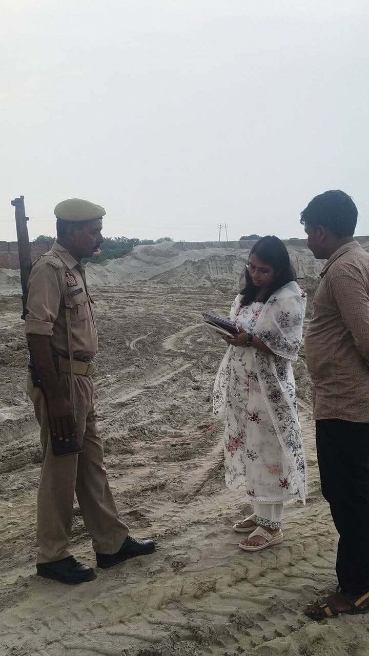 फेसबुक पर शेयर करने के लिए इसे इस तरह रख सकते हैं:
बालू स्टॉक पर प्रशासन का बड़ा एक्शन, जांच में सामने आईं कई कमियां
अमृतपुर/फर्रुखाबाद
हुसैनपुर राजपुर स्थित बालू भंडारण स्थल पर प्रशासन ने गहन निरीक्षण कर स्टॉक, अभिलेख और बिक्री व्यवस्था की पड़ताल की।
मौके पर 59.50 घनमीटर बालू का स्टॉक मिला।
CCTV कैमरे बंद पाए गए।
मौके पर चेक गेट नहीं मिला।
बालू की आवक-निकासी का दैनिक रिकॉर्ड प्रस्तुत नहीं किया जा सका।
रोजाना बेची गई बालू का रजिस्टर भी मौके पर नहीं मिला।
बिक्री स्थल पर पंजीकृत धर्मकांटा नहीं मिला।
सेल प्राइस रजिस्टर समेत संबंधित अभिलेखों की भी जांच की गई।
जिलाधिकारी डॉ. अंकुर लाठर के निर्देशन में उपजिलाधिकारी श्वेता साहू ने आधे घंटे से अधिक समय तक मौके पर गहन निरीक्षण किया। कानूनगो लाल बहादुर द्वारा पूरे स्टॉक की पैमाइश कर वास्तविक मात्रा का सत्यापन किया गया।
उपजिलाधिकारी ने बताया कि निरीक्षण में सामने आए तथ्यों और कमियों की जांच रिपोर्ट जिलाधिकारी को प्रेषित की जाएगी, जिसके बाद नियमानुसार आगे की कार्रवाई की जाएगी।
अब देखना होगा कि जांच रिपोर्ट के बाद प्रशासन की ओर से क्या कार्रवाई की जाती है।
#अमृतपुर #फर्रुखाबाद #बालू #बालू_स्टॉक #खनन_विभाग #प्रशासन #एसडीएम_अमृतपुर #श्वेता_साहू #जिलाधिकारी #अंकुर_लाठर #हुसैनपुर_राजपुर #बलीपट्टी_रानी #ढाईघाट #गंगानदी #जांच #प्रशासनिक_कार्रवाई #BreakingNews #FarrukhabadNews #AmritpurNews #UPNews
