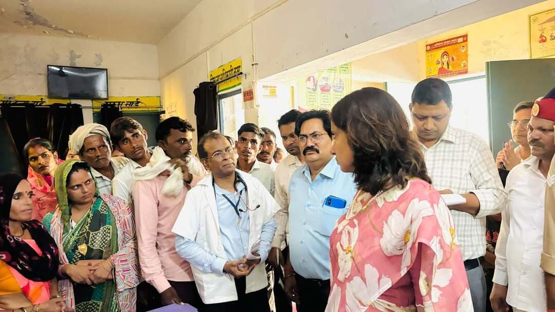 डीएम के औचक निरीक्षण में स्वास्थ्य केंद्रों की खुली पोल!
अनुपस्थित मिला फार्मासिस्ट, डीएम ने दिए कार्रवाई के निर्देश
दो दिन से प्रभावित प्रसव सेवा पर लिया संज्ञान, स्टाफ नर्स की तैनाती के आदेश
📍 अमृतपुर/फर्रुखाबाद।
तहसील समाधान दिवस में फरियादियों की समस्याएं सुनने के बाद जिलाधिकारी डॉ. अंकुर लाठर ने सीएमओ डॉ. आनंद उपाध्याय के साथ पीएचसी अमृतपुर और पीएचसी पिथनापुर का औचक निरीक्षण किया।
🏥 पीएचसी अमृतपुर में प्रतिदिन औसतन 200 से अधिक मरीज पहुंचने की जानकारी दी गई। निरीक्षण के दौरान 130 से अधिक मरीज देखे जा चुके थे। डीएम ने मरीजों को समय से जांच, उपचार और चिकित्सकीय परामर्श उपलब्ध कराने के निर्देश दिए।
⚠️ निरीक्षण के दौरान फार्मासिस्ट अनुपस्थित मिला। डीएम ने संबंधित के खिलाफ नियमानुसार कार्रवाई के निर्देश दिए और सभी कर्मचारियों की उपस्थिति पर विशेष निगरानी रखने को कहा।
👩⚕️ प्रसव सेवाओं को लेकर भी लिया संज्ञान
एक एएनएम के मातृत्व अवकाश और दूसरी के प्रशिक्षण पर होने के कारण पिछले दो दिनों से प्रसव सेवाएं प्रभावित थीं। डीएम के निर्देश पर सीएमओ ने एक स्टाफ नर्स की तैनाती के आदेश दिए, ताकि गर्भवती महिलाओं को परेशानी न हो।
🔬 सीबीसी सहित अन्य जांच मशीनों को सुचारु रखने और तकनीकी खराबी होने पर तत्काल दुरुस्त कराने के निर्देश दिए गए।
🏥 पीएचसी पिथनापुर में भी कर्मचारियों की उपस्थिति, दवाओं, जांच सुविधाओं, साफ-सफाई और प्रसव सेवाओं की समीक्षा की गई। एएनएम अंजुम निशा द्वारा औसतन एक माह में 30 से अधिक प्रसव कराए जाने की जानकारी दी गई।
🌊 बाढ़ के बाद स्वास्थ्य विभाग अलर्ट
बाढ़ का पानी कम होने के बाद जलजनित एवं संक्रामक रोगों की रोकथाम के लिए निगरानी बढ़ाने, स्वच्छ पेयजल और साफ-सफाई के प्रति लोगों को जागरूक करने तथा बीमारी के लक्षण मिलने पर समय से उपचार उपलब्ध कराने के निर्देश दिए गए।
➡️ डीएम ने साफ कहा—स्वास्थ्य केंद्रों पर मरीजों को समय से उपचार और जरूरी सुविधाएं मिलें, लापरवाही मिलने पर नियमानुसार कार्रवाई सुनिश्चित की जाए।
#फर्रुखाबाद #अमृतपुर #तहसीलसमाधानदिवस #डीएमफर्रुखाबाद #अंकुरलाठर #स्वास्थ्यविभाग #पीएचसीअमृतपुर #पीएचसीपिथनापुर #सीएमओफर्रुखाबाद #स्वास्थ्यसेवा #औचकनिरीक्षण #मरीजोंकीसेवा #प्रसवसेवा #बाढ़ #बाढ़प्रभावितक्षेत्र #जनसमस्याएं #फर्रुखाबादन्यूज #अमृतपुरन्यूज #उत्तरप्रदेशसमाचार