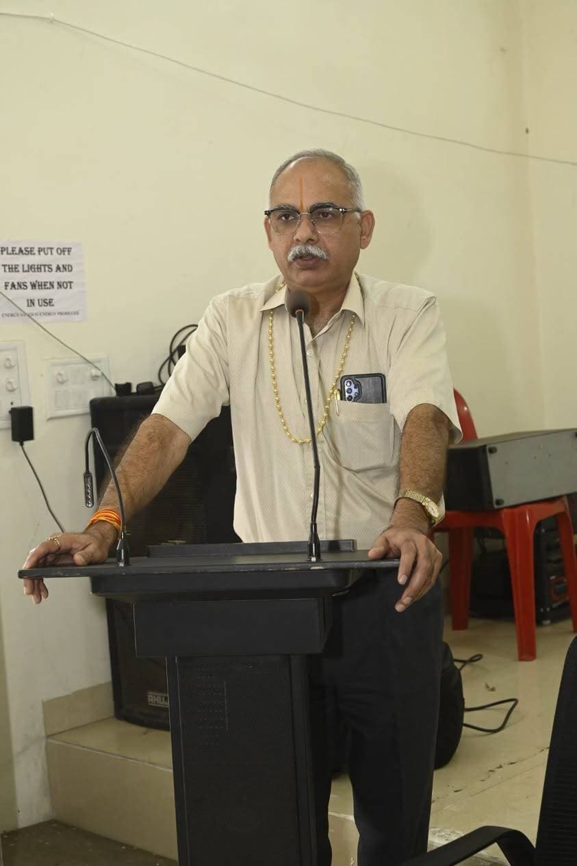 *महाविद्यालयों और लघु उद्योग भारती के बीच एमओयू, छात्राओं के लिए खुलेंगे उद्योग एवं उद्यमिता के नए द्वार*
---
*इंदौर के 11 महाविद्यालयों की सहभागिता, कौशल विकास, प्रशिक्षण, इंटर्नशिप, रोजगार और स्वरोजगार के अवसर होंगे सुलभ*
इंदौर 19 सितम्बर 2026
शासकीय महारानी लक्ष्मीबाई कन्या स्नातकोत्तर महाविद्यालय, किला भवन, इंदौर में 19 सितंबर 2026 को लघु उद्योग भारती एवं देवी अहिल्या विश्वविद्यालय से संबद्ध विभिन्न महाविद्यालयों के मध्य समझौता ज्ञापन (एमओयू) संपन्न हुआ। इस पहल का उद्देश्य विद्यार्थियों को उद्योग जगत से जोड़ते हुए कौशल विकास, इंटर्नशिप, रोजगार, उद्यमिता, नवाचार एवं स्वरोजगार के लिए प्रभावी अवसर उपलब्ध कराना है। एमओयू के माध्यम से शिक्षा और उद्योग के बीच मजबूत सेतु तैयार करने की दिशा में महत्वपूर्ण पहल की गई है।
कार्यक्रम का आयोजन महाविद्यालय के प्राचार्य डॉ. बी.डी. श्रीवास्तव के संरक्षण, प्रशासनिक अधिकारी डॉ. वी.पी. बैरागी के मार्गदर्शन तथा स्वामी विवेकानंद कैरियर मार्गदर्शन प्रकोष्ठ की नोडल अधिकारी डॉ. सीमा तिवारी के निर्देशन में किया गया। कार्यक्रम का शुभारंभ मां सरस्वती के पूजन, माल्यार्पण एवं दीप प्रज्ज्वलन के साथ हुआ। अतिथियों का श्रीफल एवं श्रीपट भेंट कर स्वागत किया गया।
इस अवसर पर लघु उद्योग भारती के प्रदेश अध्यक्ष श्री राजेश मिश्रा, संभागीय महामंत्री सुश्री सीमा मिश्रा, संभागीय अध्यक्ष श्री राजेंद्र दुबे, संभागीय नोडल इंदौर डॉ. मनीषा शर्मा पांडे, प्रौद्योगिकी अंगीकरण प्रमुख श्री सतीश मुकाती, जिला नोडल इंदौर डॉ. सीमा तिवारी सहित देवी अहिल्या विश्वविद्यालय से संबद्ध 11 महाविद्यालयों के प्रतिनिधि उपस्थित रहे।
*एमओयू से विद्यार्थियों को मिलेंगे व्यावहारिक अवसर*
समझौते के अंतर्गत लघु उद्योग भारती अपने व्यापक सूक्ष्म, लघु एवं मध्यम उद्यम नेटवर्क के माध्यम से विद्यार्थियों को उद्योगों की कार्यप्रणाली और आवश्यक कौशल से परिचित कराने में सहयोग करेगा। विद्यार्थियों को औद्योगिक भ्रमण, इंटर्नशिप, विशेषज्ञ व्याख्यान, प्रशिक्षण कार्यक्रम, स्टार्टअप मार्गदर्शन तथा उद्योग विशेषज्ञों से संवाद के अवसर उपलब्ध कराए जाएंगे।
इसके साथ ही उद्योग और शिक्षण संस्थानों के बीच समन्वय के अंतर्गत वास्तविक परियोजनाओं, रोजगार एवं नियुक्ति से जुड़े अवसर, नवाचार, स्टार्टअप, अनुसंधान और उद्यमिता को प्रोत्साहित करने के लिए संयुक्त गतिविधियां आयोजित की जाएंगी। उद्योगों की आवश्यकताओं के अनुरूप कार्यशालाएं, प्रशिक्षण कार्यक्रम, विशेषज्ञ व्याख्यान एवं प्रमाण-पत्र पाठ्यक्रम भी संचालित किए जा सकेंगे।
एमओयू में प्रक्रिया एवं उत्पाद विकास, डिजिटल रूपांतरण, स्वचालन, उद्योग-4.0, टिकाऊ विकास, चक्रीय अर्थव्यवस्था तथा अपशिष्ट से संपदा जैसे क्षेत्रों में अनुसंधान एवं नवाचार को बढ़ावा देने के लिए सहयोग का भी प्रावधान किया गया है। इससे विद्यार्थियों को वास्तविक औद्योगिक समस्याओं पर कार्य करने और अपने ज्ञान का व्यावहारिक उपयोग करने का अवसर मिलेगा।
*एमओयू केवल दस्तावेज नहीं, धरातल पर दिखे इसका प्रभाव : डॉ. श्रीवास्तव*
महाविद्यालय के प्राचार्य डॉ. बी.डी. श्रीवास्तव ने कहा कि यह समझौता ज्ञापन केवल कागजी दस्तावेज बनकर नहीं रहना चाहिए, बल्कि इसके अंतर्गत निर्धारित योजनाओं और गतिविधियों का वास्तविक लाभ विद्यार्थियों तक पहुंचना चाहिए। छोटे उद्योगों, स्थानीय उद्यमों और रोजगारपरक अवसरों को छात्राओं से जोड़ने की आवश्यकता है, ताकि वे शिक्षा के साथ-साथ स्वरोजगार की दिशा में भी आगे बढ़ सकें।
उन्होंने कहा कि एमओयू को प्रभावी रूप से धरातल पर उतारने के लिए आगामी छह माह की कार्ययोजना तैयार कर ठोस गतिविधियां संचालित की जानी चाहिए। यह समझौता छात्राओं को शिक्षा से कौशल, कौशल से उद्योग और उद्योग से स्वरोजगार तक पहुंचाने में महत्वपूर्ण सेतु का कार्य करे। उन्होंने सभी प्रशिक्षण एवं नियुक्ति अधिकारियों तथा संबंधित सदस्यों को इसके सफल क्रियान्वयन के लिए शुभकामनाएं दीं।
*उद्योग और शिक्षा के समन्वय से विकसित होगा कौशल : श्री राजेश मिश्रा*
लघु उद्योग भारती के प्रदेश अध्यक्ष श्री राजेश मिश्रा ने कहा कि लघु उद्योग भारती का उद्देश्य देश में उद्योग एवं विनिर्माण को सशक्त बनाना और छोटे उद्योगों तथा स्थानीय उद्यमों को प्रोत्साहित करना है। उन्होंने कहा कि विद्यार्थियों को केवल किताबी ज्ञान तक सीमित रखने के बजाय वास्तविक उद्योगों, उत्पादन प्रक्रियाओं, व्यवसाय प्रबंधन और उद्यमिता से जोड़ना आवश्यक है।
उन्होंने कहा कि व्यक्ति छोटे स्तर के उद्योग से जुड़कर भी कार्य-कौशल सीख सकता है और इसी अनुभव के आधार पर भविष्य में अपना स्वयं का उद्योग स्थापित कर सकता है। उन्होंने विश्वास व्यक्त किया कि महाविद्यालय और लघु उद्योग भारती के बीच यह सहयोग छात्राओं में कौशल, आत्मविश्वास और स्वरोजगार की भावना विकसित करने में महत्वपूर्ण भूमिका निभाएगा।
*योजनाबद्ध क्रियान्वयन से ही एमओयू होगा सार्थक : डॉ. मनीषा शर्मा पांडे*
लघु उद्योग भारती की संभागीय नोडल इंदौर डॉ. मनीषा शर्मा पांडे ने कहा कि समझौता ज्ञापन के उद्देश्यों को योजनाबद्ध तरीके से धरातल पर उतारना आवश्यक है। इसके लिए स्पष्ट कार्ययोजना तैयार कर प्रत्येक माह गतिविधियों की प्रगति की समीक्षा और फॉलोअप किया जाना चाहिए। उन्होंने कहा कि समय-समय पर गतिविधियों की समीक्षा कर आवश्यक सुधार एवं नई योजनाओं को भी शामिल किया जाना चाहिए, ताकि इसका वास्तविक लाभ विद्यार्थियों तक पहुंचे।
*11 महाविद्यालय जुड़े, अन्य संस्थानों को भी जोड़ा जाएगा : सुश्री सीमा मिश्रा*
लघु उद्योग भारती की संभागीय महामंत्री सुश्री सीमा मिश्रा ने कहा कि शासकीय महाविद्यालयों को उद्योग और रोजगारपरक अवसरों से जोड़ने की दिशा में यह महत्वपूर्ण पहल है। उन्होंने बताया कि वर्तमान में 11 महाविद्यालय लघु उद्योग भारती से जुड़ चुके हैं तथा आने वाले समय में अन्य महाविद्यालयों को भी इस पहल से जोड़ने का प्रयास किया जाएगा। उन्होंने कहा कि इससे अधिक से अधिक विद्यार्थियों को कौशल विकास, रोजगार और स्वरोजगार के अवसर प्राप्त हो सकेंगे।
*छात्राएं अपनी योग्यता के अनुरूप उद्यम शुरू करें : श्री राजेंद्र दुबे*
लघु उद्योग भारती के संभागीय अध्यक्ष श्री राजेंद्र दुबे ने संस्था के बढ़ते कार्यक्षेत्र, शाखाओं एवं सदस्य संख्या का उल्लेख करते हुए कहा कि छोटे उद्योगों को बढ़ावा देना आत्मनिर्भरता की दिशा में महत्वपूर्ण है। उन्होंने छात्राओं से अपनी योग्यता एवं कौशल के अनुरूप उद्यम और स्टार्टअप शुरू करने की दिशा में आगे आने का आह्वान किया।
लघु उद्योग भारती के प्रौद्योगिकी अंगीकरण प्रमुख श्री सतीश मुकाती ने भी छात्राओं को उद्यमिता विकास के लिए प्रेरित करते हुए स्वरोजगार एवं स्वनिर्माण के क्षेत्र में आगे आने का आह्वान किया।
*11 संस्थानों ने किया एमओयू पर हस्ताक्षर*
एमओयू प्रक्रिया के अंतर्गत इंदौर जिले के 11 महाविद्यालयों के संबंधित अधिकारियों एवं लघु उद्योग भारती के पदाधिकारियों ने संयुक्त रूप से समझौता ज्ञापन पर हस्ताक्षर किए। इसमें माता जीजाबाई शासकीय कन्या स्नातकोत्तर महाविद्यालय, शासकीय महारानी लक्ष्मीबाई कन्या स्नातकोत्तर महाविद्यालय, शासकीय होलकर विज्ञान महाविद्यालय, पीएम कॉलेज ऑफ एक्सीलेंस श्री अटल बिहारी वाजपेयी शासकीय कला एवं वाणिज्य महाविद्यालय, शासकीय मां कनकेश्वरी देवी महाविद्यालय, भेरूलाल पाटीदार शासकीय स्नातकोत्तर महाविद्यालय महू, शासकीय निर्भय सिंह पटेल विज्ञान महाविद्यालय, शासकीय महाविद्यालय सांवेर, भागीरथजी सिलावट शासकीय महाविद्यालय देपालपुर, शासकीय महाविद्यालय राऊ तथा ऑक्सफोर्ड इंटरनेशनल कॉलेज, इंदौर शामिल रहे।
कार्यक्रम में आंतरिक गुणवत्ता आश्वासन प्रकोष्ठ प्रभारी प्रो. मनीषा जोशी, स्वामी विवेकानंद कैरियर मार्गदर्शन प्रकोष्ठ की नोडल अधिकारी डॉ. सीमा तिवारी, प्रशिक्षण एवं नियुक्ति अधिकारी प्रो. रितु मथुरिया, प्रो. साधना मंडलोई, प्रो. अंजना चौरसिया, प्रो. काजल मातवा, तकनीकी सहयोगी श्री अभिषेक पालीवाल एवं श्री महेश विश्वकर्मा सहित बड़ी संख्या में प्राध्यापकगण एवं छात्राएं उपस्थित रहीं। कार्यक्रम का संचालन प्रो. सीमा तिवारी ने किया तथा आभार प्रो. रितु मथुरिया ने व्यक्त किया। उक्त जानकारी मीडिया प्रभारी डॉ. नेहा गुप्ता द्वारा दी गई।
#JansamparkMP #indore #इंदौर #MSME #SkillDevelopment #Entrepreneurship