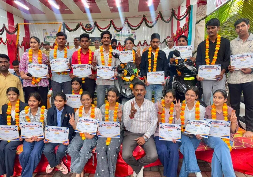 *मंत्री श्री तुलसीराम सिलावट ने सांवेर में 26 मेधावी छात्राओं को वितरित की ई-स्कूटी*
---
*मुख्यमंत्री स्कूटी योजना से बेटियों को मिली आगे बढ़ने की नई राह*
इंदौर, 19 सितम्बर 2026
जल संसाधन मंत्री श्री तुलसीराम सिलावट ने आज पीएमश्री शासकीय कन्या उच्चतर माध्यमिक विद्यालय, सांवेर में आयोजित कार्यक्रम में मुख्यमंत्री स्कूटी योजना के अंतर्गत 26 मेधावी छात्राओं को ई-स्कूटी वितरित की। ई-स्कूटी प्राप्त होने पर छात्राओं में उत्साह और खुशी का वातावरण दिखाई दिया। इस अवसर पर मंत्री श्री तुलसीराम सिलावट ने कहा कि मुख्यमंत्री डॉ. मोहन यादव के नेतृत्व में मध्यप्रदेश सरकार शिक्षा के क्षेत्र में निरंतर महत्वपूर्ण और नवाचारपूर्ण कार्य कर रही है। सरकार का उद्देश्य विद्यार्थियों को गुणवत्तापूर्ण शिक्षा उपलब्ध कराने के साथ-साथ उन्हें शिक्षा प्राप्त करने के लिए आवश्यक सुविधाएं भी उपलब्ध कराना है। उन्होंने मुख्यमंत्री डॉ. मोहन यादव एवं स्कूल शिक्षा मंत्री श्री उदय प्रताप सिंह के प्रति आभार व्यक्त करते हुए कहा कि मेधावी विद्यार्थियों को प्रोत्साहित करने के लिए प्रदेश सरकार द्वारा विभिन्न योजनाएं संचालित की जा रही हैं।
उन्होंने कहा कि मुख्यमंत्री स्कूटी योजना विद्यार्थियों को उच्च शिक्षा की ओर आगे बढ़ने के लिए प्रोत्साहित करने के साथ ही उनके आवागमन को सुगम बनाने की दिशा में महत्वपूर्ण पहल है। ई-स्कूटी मिलने से छात्राओं को विद्यालय एवं आगे की पढ़ाई के लिए आने-जाने में सुविधा होगी तथा उनका समय भी बचेगा। उन्होंने छात्राओं से अपनी पढ़ाई पर विशेष ध्यान देने और अपने लक्ष्य को प्राप्त करने के लिए निरंतर मेहनत करने का आह्वान किया।
मंत्री श्री सिलावट ने कहा कि प्रदेश सरकार विद्यार्थियों के सर्वांगीण विकास के लिए शिक्षा के साथ आवश्यक संसाधन और सुविधाएं उपलब्ध कराने पर विशेष ध्यान दे रही है। प्रदेश के सांदीपनि सीएम राइज स्कूलों, पीएमश्री स्कूलों सहित शासकीय विद्यालयों में विद्यार्थियों को विभिन्न सुविधाओं का लाभ दिया जा रहा है। विद्यार्थियों को परिवहन की सुविधा के साथ साइकिल, लैपटॉप, पाठ्य पुस्तक, मध्यान्ह भोजन सहित विभिन्न योजनाओं का लाभ मिल रहा है। अनुसूचित जाति, अनुसूचित जनजाति, पिछड़ा वर्ग एवं आर्थिक रूप से कमजोर वर्ग के विद्यार्थियों को छात्रवृत्ति सहित अनेक योजनाओं के माध्यम से सहायता उपलब्ध कराई जा रही है।
उन्होंने कहा कि सरकार की इन योजनाओं का उद्देश्य आर्थिक परिस्थितियों के कारण किसी भी विद्यार्थी की पढ़ाई प्रभावित न हो और प्रत्येक प्रतिभावान विद्यार्थी को आगे बढ़ने का समान अवसर मिले। उन्होंने कहा कि शिक्षा ही समाज और प्रदेश के विकास का सबसे मजबूत आधार है। विद्यार्थियों को बेहतर शैक्षणिक वातावरण और आवश्यक सुविधाएं उपलब्ध कराकर सरकार उनके उज्ज्वल भविष्य की नींव मजबूत करने का कार्य कर रही है।
कार्यक्रम में श्री भारत सिंह चिमली, श्री अंतर सिंह दयाल, श्री सतीश मालवीय, श्री संदीप चंगेडिया, श्री तूफान सिंह, श्री पप्पू भावसार, विद्यालय के प्राचार्य श्री पी.डी. सरवैया, श्री संजय घोड़ेला सहित अन्य जनप्रतिनिधि, शिक्षकगण एवं बड़ी संख्या में छात्र-छात्राएं उपस्थित रहे।
--#JansamparkMP #indore #इंदौर #AshirwadKaDiya #MukhyamantriScootyYojana #GirlsEducation
CM Madhya Pradesh
Tulsi Silawat
Jansampark Madhya Pradesh
Collector Office Indore
Indore Commissioner
Department of School Education, Madhya Pradesh
