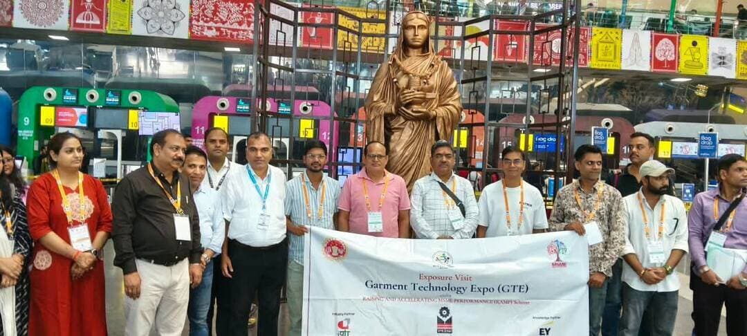 *गारमेंट टेक्नोलॉजी एक्सपो-2026 के लिए मध्यप्रदेश के 30 एमएसएमई उद्यमियों का प्रतिनिधिमंडल बेंगलुरु रवाना*
इंदौर, 19 सितम्बर 2026
मध्यप्रदेश शासन के सूक्ष्म, लघु एवं मध्यम उद्यम विभाग द्वारा RAMP (Raising and Accelerating MSME Performance) योजना के अंतर्गत प्रदेश के चयनित 30 एमएसएमई उद्यमियों का प्रतिनिधिमंडल एक्सपोज़र विजिट के लिए बेंगलुरु रवाना हुआ। प्रतिनिधिमंडल 21 सितम्बर 2026 तक गायत्री विहार, पैलेस ग्राउंड्स, बेंगलुरु में आयोजित Garment Technology Expo (GTE) 2026 में सहभागिता करेगा।
जल संसाधन मंत्री श्री तुलसीराम सिलावट ने वीडियो कॉन्फ्रेंसिंग के माध्यम से प्रतिनिधिमंडल के उद्यमियों को बधाई एवं शुभकामनाएं दीं। उन्होंने उद्यमियों के उज्ज्वल भविष्य की कामना करते हुए विभागीय अधिकारियों के साथ उन्हें एक्सपोज़र विजिट के लिए रवाना किया।
इस एक्सपोज़र विजिट में मध्यप्रदेश के विभिन्न जिलों से चयनित एमएसएमई उद्यमी शामिल हो रहे हैं। इनमें इंदौर से 15, भोपाल से 5, धार से 2, सिवनी से 2, देवास से 2 तथा हरदा, नर्मदापुरम, खरगोन और ग्वालियर से एक-एक प्रतिनिधि शामिल हैं।
बेंगलुरु में आयोजित गारमेंट टेक्नोलॉजी एक्सपो के दौरान प्रदेश के उद्यमियों को गारमेंट एवं टेक्सटाइल क्षेत्र में उपयोग होने वाली आधुनिक मशीनरी, अत्याधुनिक उपकरणों, नई उत्पादन प्रक्रियाओं तथा नवीनतम औद्योगिक तकनीकों को प्रत्यक्ष रूप से देखने और समझने का अवसर मिलेगा। साथ ही उद्यमी उद्योग क्षेत्र में हो रहे तकनीकी नवाचारों, नई उत्पादन तकनीकों और व्यवसाय विस्तार की संभावनाओं से भी परिचित होंगे।
यह एक्सपोज़र विजिट प्रदेश के एमएसएमई उद्यमियों के तकनीकी ज्ञान, कौशल विकास, उत्पादकता और व्यवसायिक क्षमताओं को बढ़ावा देने की दिशा में महत्वपूर्ण पहल है। इसके माध्यम से उद्यमियों को देश के प्रमुख औद्योगिक एवं तकनीकी मंच से जुड़कर अपने व्यवसाय के लिए नवीन संभावनाएं तलाशने का अवसर मिलेगा।
उद्यमियों की सुविधा को ध्यान में रखते हुए यह एक्सपोज़र विजिट पूर्णतः निःशुल्क रखी गई है। प्रतिनिधिमंडल में शामिल सभी प्रतिभागियों के फ्लाइट, होटल, भोजन एवं अन्य आवश्यक व्यवस्थाओं का सम्पूर्ण व्यय मध्यप्रदेश शासन द्वारा वहन किया जा रहा है।
#JansamparkMP #indore #इंदौर #AshirwadKaDiya #MSME #GarmentTechnologyExpo
CM Madhya Pradesh
Jansampark Madhya Pradesh
MPIDC