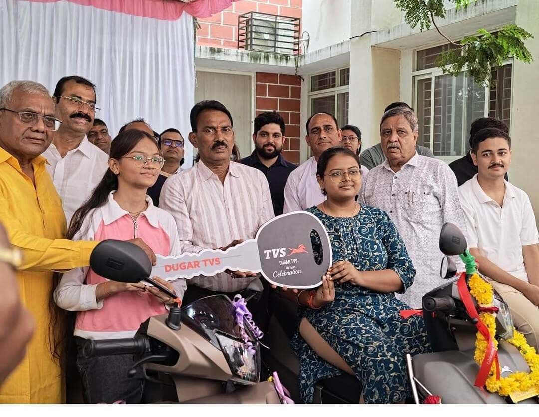*मुख्यमंत्री स्कूटी योजना से मेधावी विद्यार्थियों को मिली बड़ी सौगात*
-----
*प्रदेश के 7,400 विद्यार्थियों को स्कूटी का ऑनलाइन वितरण — इंदौर में 147 विद्यार्थियों को मिला लाभ*
इंदौर, 19 सितम्बर 2026
मुख्यमंत्री डॉ. मोहन यादव ने शनिवार को प्रदेश के 7,400 मेधावी विद्यार्थियों को बड़ी सौगात देते हुए मुख्यमंत्री स्कूटी योजना के अंतर्गत स्कूटी का ऑनलाइन वितरण किया। शासकीय हायर सेकंडरी स्कूलों में कक्षा 12वीं में उत्कृष्ट प्रदर्शन करने वाले इन विद्यार्थियों को दी गई स्कूटी से उनकी उच्च शिक्षा की राह आसान होगी। साथ ही, कॉलेज आने-जाने में भी विद्यार्थियों को सुविधा मिलेगी।
इंदौर जिले में 147 मेधावी विद्यार्थियों को स्कूटी का लाभ मिला। स्कूटी वितरण का जिला स्तरीय मुख्य कार्यक्रम शासकीय उत्कृष्ट बाल विनय मंदिर में आयोजित किया गया। कार्यक्रम में जल संसाधन मंत्री श्री तुलसीराम सिलावट मुख्य अतिथि के रूप में शामिल हुए। विधायक श्री महेंद्र हार्डिया सहित अन्य जनप्रतिनिधि एवं अधिकारी भी कार्यक्रम में उपस्थित रहे। जल संसाधन मंत्री श्री तुलसीराम सिलावट ने विद्यार्थियों को शुभकामनाएं देते हुए उज्जवल भविष्य की कामना की।
*शैक्षणिक उपलब्धियों के लिए प्रोत्साहन*
मुख्यमंत्री स्कूटी योजना का उद्देश्य शासकीय विद्यालयों के मेधावी विद्यार्थियों को उनकी शैक्षणिक उपलब्धियों के लिए प्रोत्साहित करना तथा उच्च शिक्षा के लिए बेहतर अवसर उपलब्ध कराना है। योजना का लाभ प्राप्त करने के लिए विद्यार्थी का कक्षा 12वीं की परीक्षा में प्रथम प्रयास में न्यूनतम 70 प्रतिशत अंक के साथ अपने विद्यालय में प्रथम स्थान प्राप्त करना आवश्यक है।
यह योजना स्कूल शिक्षा एवं जनजातीय कार्य विभाग के शासकीय हायर सेकंडरी स्कूलों में नियमित विद्यार्थी के रूप में अध्ययनरत विद्यार्थियों के लिए लागू है। योजना में सभी संकायों के विद्यार्थियों को शामिल किया गया है।
योजना के अंतर्गत मोटराइज्ड स्कूटी के लिए अधिकतम 90 हजार रुपये तथा ई-स्कूटी के लिए अधिकतम 1.20 लाख रुपये की राशि प्रदान की जाती है। इससे विद्यार्थियों को आवागमन की सुविधा के साथ-साथ उच्च शिक्षा जारी रखने में भी महत्वपूर्ण सहयोग मिलेगा।
#JansamparkMP #indore #इंदौर #AshirwadKaDiya #MukhyamantriScootyYojana #StudentWelfare
Tulsi Silawat
Department of School Education, Madhya Pradesh
CM Madhya Pradesh
Jansampark Madhya Pradesh
Collector Office Indore
Indore Commissioner