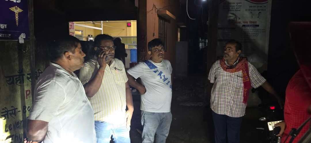 ट्रेन की चपेट में आने से युवक की मौत, शव की हुई पहचान
मखदुमपुर : पटना-गया रेलखंड के टेहटा रेलवे स्टेशन के समीप शनिवार को ट्रेन की चपेट में आने से एक व्यक्ति की मौत हो गई। गया से पटना की ओर जा रही वंदे भारत एक्सप्रेस की चपेट में आने से उसकी घटनास्थल पर ही मौत हो गई। सूचना मिलने पर जहानाबाद जीआरपी की टीम मौके पर पहुंची और शव को कब्जे में लेकर पोस्टमार्टम के लिए जिला अस्पताल भेज दिया।
मृतक की पहचान अरवल जिले के रामपुर चौरम थाना क्षेत्र के देवकुली गांव निवासी 32 वर्षीय जुगेश चंद्रा के रूप में हुई है। स्वजनों के अनुसार वह शनिवार दोपहर करीब 12 बजे घर से बिना कुछ बताए निकला था। इसके बाद उसकी मौत की सूचना मिली। घटना की जानकारी मिलने के बाद स्वजनों में कोहराम मच गया। जीआरपी पुलिस मामले की जांच कर रही है।