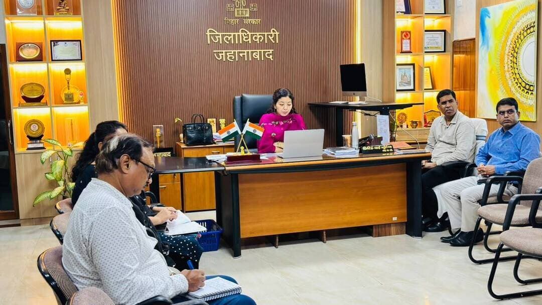 अभियान बसेरा के पर्चे के लिए पटना जाने की जरूरत नहीं, अंचल कार्यालय में करें आवेदन
जहानाबाद : अभियान बसेरा-02 के तहत भूमिहीन परिवारों को पर्चा वितरण को लेकर जिला प्रशासन ने पहल तेज कर दी है। भूमिहीन लोगों के पर्चा प्राप्त करने के लिए राज्य मुख्यालय जाने की सूचना पर मुख्यमंत्री के प्रधान सचिव ने शनिवार को वीडियो कांफ्रेंसिंग के माध्यम से सभी जिलों के अधिकारियों के साथ समीक्षा की। इसमें जिला पदाधिकारी छिरिङ वाई भूटिया के साथ एसपी कोटा किरण कुमार, डीडीसी और अपर समाहर्ता राजस्व शामिल हुए।
वीडियो कांफ्रेंसिंग में निर्देश दिया गया कि पात्र भूमिहीन परिवारों से पर्चा के लिए आवेदन संबंधित अंचल कार्यालय में ही लिया जाए। इसके लिए व्यापक प्रचार-प्रसार कर लोगों को प्रक्रिया की जानकारी दी जाए। वीसी के बाद डीएम ने जिला कल्याण पदाधिकारी, प्रखंड कल्याण पदाधिकारी, विकास मित्र और सभी अंचलाधिकारियों के साथ बैठक कर आवश्यक निर्देश दिए।
डीएम ने कहा कि विकास मित्रों के माध्यम से गांव-गांव में पात्र भूमिहीन परिवारों को अंचल कार्यालय में आवेदन करने की जानकारी दी जाए। आवेदन प्राप्त करने से लेकर जांच और निष्पादन तक की प्रक्रिया को सरल और प्रभावी बनाया जाए, ताकि लाभुकों को पर्चा लेने के लिए राज्य मुख्यालय जाने की आवश्यकता न पड़े।
एसपी कोटा किरण कुमार को पर्चा वितरण के नाम पर लोगों को राज्य मुख्यालय जाने के लिए प्रेरित या संगठित करने वाले लोगों को चिह्नित करने और ऐसी गतिविधियों पर निगरानी रखते हुए नियमानुसार कार्रवाई का निर्देश दिया गया। डीएम ने जिले के भूमिहीन परिवारों से संबंधित अंचल कार्यालय में आवेदन करने की अपील की है। उन्होंने कहा कि पात्र परिवारों को नियमानुसार भूमिहीन पर्चा उपलब्ध कराने के लिए जिला प्रशासन प्रतिबद्ध है।