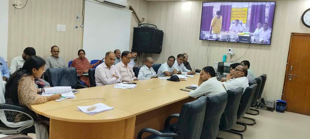 विकसित भारत–जन सेवा अभियान के तहत 19 से 25 सितंबर तक लगेंगे शिविर
मुख्य कार्यकारी अधिकारी श्रेष्ठा श्री की अध्यक्षता में बैठक का हुआ आयोजन
धौलपुर, 19 सितम्बर। विकसित भारत–जन सेवा अभियान–2026 के तहत जिले के समस्त ग्रामीण क्षेत्रों में 19 से 25 सितंबर 2026 तक ग्रामीण क्षेत्रों में जनसेवा शिविरों का आयोजन किया जाएगा। शिविरों के सफल संचालन के लिए मुख्य कार्यकारी अधिकारी जिला परिषद श्रेष्ठा श्री की अध्यक्षता में जिले के समस्त उपखंड स्तरीय अधिकारियों की वर्चुअल माध्यम से डीओआईटी वीसी कक्ष में बैठक का आयोजन किया। बैठक में उन्होंने कहा कि शिविरों के माध्यम से ग्रामीण क्षेत्र के आमजन को विभिन्न विभागों से संबंधित सेवाएं एवं योजनाओं का लाभ एक ही स्थान पर उपलब्ध कराने के साथ-साथ लंबित प्रकरणों एवं परिवादों के त्वरित निस्तारण का प्रयास किया जाएगा।
उन्होंने कहा कि अभियान के तहत आयोजित होने वाले शिविरों का उद्देश्य ग्रामीण क्षेत्रों में सरकारी योजनाओं एवं जनकल्याणकारी सेवाओं की पहुंच को और प्रभावी बनाना है। उन्होंने कहा कि ग्रीमीन क्षेत्रों में 19 से 25 सितंबर तक प्रातः 9.30 बजे से सायं 6 बजे तक शिविर आयोजित किए जाएंगे।
जिले में 17 सितम्बर से 17 अक्टूबर तक विकसित भारत जन सेवा अभियान संचालन की विस्तृत समीक्षा की। उन्होंने कहा कि 17 सितम्बर से 7 अक्टूबर तक मेरे सपनों का भारत चित्रसेवा, 18 से 25 सितम्बर तक ग्रामीण क्षेत्र में नमो सेवा अनकही कहानियां, 25 से 27 सितम्बर तक आंगन मिलन सेवा, 17 सितम्बर से 17 अक्टूबर तक सेवा की कहानी, 7 अक्टूबर को सेवा ज्योति कलश यात्रा, 2 अक्टूबर को सेवा मेरा योगदान, 19 से 25 सितम्बर तक ग्रामीण क्षेत्र में सेवा सेतु अभियान, 24 सितम्बर एवं 11 अक्टूबर दोनो दिवस को सेवा के रंग राष्ट्र के संग, 1 से 15 अक्टूबर तक सेवा फर्स्ट इनोवेशन चैलेंज तथा सुशासन सेवा संवाद का आयोजन किया जाएगा। उन्होंने सभी अधिकारियों को निर्देश देते हुए कहा कि निर्धारित कार्यक्रम अनुसार सभी गतिविधियों का अयोजन किया जाए साथ ही अयोजत की गई गतिविधियों के अधिक से अधिक फोटो एवं वीडियो को पोर्टल पर अपलोड किया जाना सुनिश्चित करें।
उन्होंने कहा कि शिविरों के सफल आयोजन के लिए विकास अधिकारी को शिविर प्रभारी बनाया गया है। शिविर स्थल के रूप में भवन अथवा अन्य उपयुक्त सार्वजनिक स्थान का चयन किया जाएगा। आमजन की सुविधा को ध्यान में रखते हुए शिविर स्थल पर पेयजल, छाया, बैठने सहित आवश्यक व्यवस्थाएं सुनिश्चित की जाएं। बैठक में संबंधित विभागीय अधिकारी सहित उपखंड स्तरीय अधिकारी वर्चुअल माध्यम से जुड़े रहे।