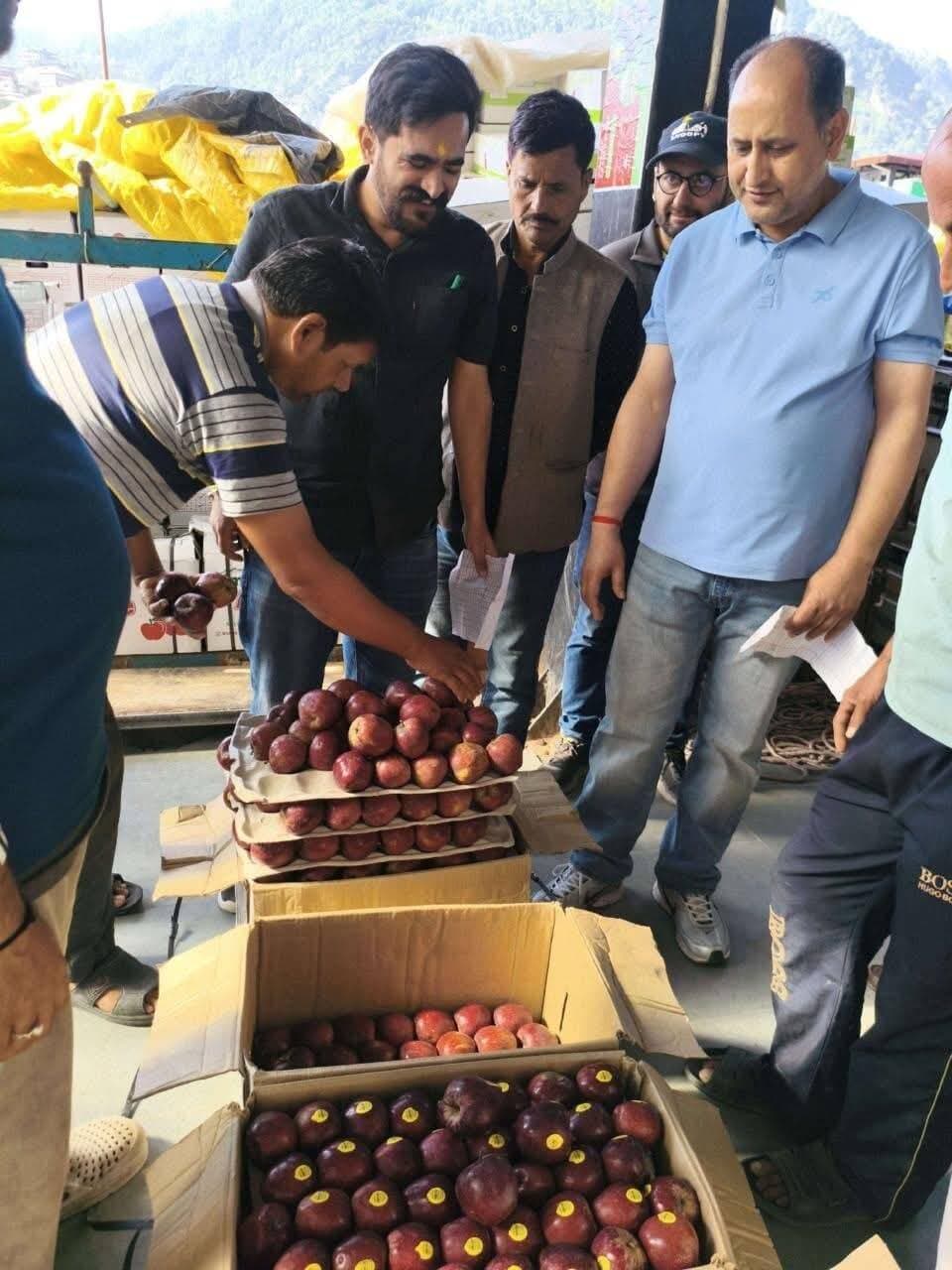 आढ़तियों पर दूसरे दिन भी कार्रवाई....सेब मंडियों में नियमों के उल्लंघन एवं अधिक वजन वाले यूनिवर्सल कार्टन के विरुद्ध प्रवर्तन अभियान जारी
शिमला: हिमाचल प्रदेश राज्य कृषि विपणन बोर्ड (HPSAMB) द्वारा सेब सीजन के दौरान मंडियों में निर्धारित नियमों एवं मानकों का अनुपालन सुनिश्चित करने के लिए कृषि उपज मंडी समिति, सोलन तथा कृषि उपज मंडी समिति, शिमला एवं किन्नौर के अंतर्गत विभिन्न सेब मंडियों में प्रवर्तन अभियान लगातार जारी है।
प्रवर्तन अभियान के दौरान दोनों मंडी समिति क्षेत्रों में 18 कमीशन एजेंटों द्वारा निर्धारित मानकों के विपरीत अधिक वजन वाले यूनिवर्सल कार्टन में सेब का व्यापार किए जाने तथा संबंधित नियमों के उल्लंघन के मामले सामने आए हैं। इन मामलों में संबंधित कमीशन एजेंटों के चालान किए गए हैं तथा नियमानुसार कार्रवाई की जा रही है।
हिमाचल प्रदेश राज्य कृषि विपणन बोर्ड के प्रबंध निदेशक ने सभी कमीशन एजेंटों को निर्देश दिए हैं कि वे सेब का व्यापार निर्धारित नियमों एवं कानून के अनुरूप ही करें। उन्होंने स्पष्ट किया कि नियमों का लगातार उल्लंघन पाए जाने पर संबंधित कमीशन एजेंट का पंजीकरण निलंबित अथवा रद्द किया जा सकता है।
प्रबंध निदेशक ने सेब उत्पादकों से भी आग्रह किया है कि वे सेब की पैकिंग निर्धारित यूनिवर्सल कार्टन के मानकों के अनुरूप ही करें। यदि किसी किसान अथवा अन्य संबंधित व्यक्ति को मंडियों में नियमों के उल्लंघन से संबंधित कोई शिकायत हो, तो वह संबंधित दस्तावेजों के साथ विपणन बोर्ड के व्हाट्सऐप नंबर 9459172727 पर शिकायत दर्ज कर सकता है।
मंडी समितियों द्वारा मंडियों में नियमों का अनुपालन सुनिश्चित करने, पारदर्शी व्यापार व्यवस्था बनाए रखने तथा किसानों के हितों की रक्षा के लिए प्रवर्तन कार्रवाई आगे भी लगातार जारी रखी जाएगी।