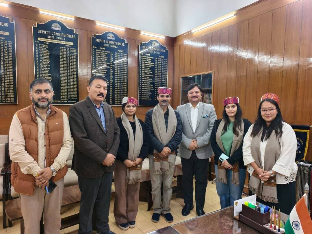 निखारा पहले अपना 'हुनर', अब तैयार किया 'स्वरोजगार'
आरकेएमवी की पूर्व छात्राओं ने बनाया 'इन्द्रेणी' - महिला पेंटिंग आर्टिस्ट का संयुक्त मंच
कहते है अगर हुनर को सही समय पर निखार कर सही मंच तक ले जाया जाए तो हुनर आपको बुलंदियों पर पहुंचा देता है। ऐसा ही शिमला शहर के नामी सरकारी कॉलेज आरकेएमवी की पूर्व छात्राओं ने साबित कर दिया है। कॉलेज के पेंटिंग विभाग की 20 से अधिक पूर्व छात्राओं ने एक समूह बनाकर एक नई पहल की है। इन छात्राओं ने इन्द्रेणी नाम से एक समूह बनाया जिसमें सभी पेटिंग आर्टिस्ट हैं। यह समूह हर साल शिमला के ऐतिहासिक गेयटी थियेटर पर अपनी पेंटिंग की प्रदर्शनी लगाती है। इस वर्ष भी 12 सितंबर से 16 सितंबर 2026 तक इन्द्रेणी को 05वा संस्करण महासू आर्ट शिमला के सहयोग से आयोजित किया गया है। इसमें 23 पेटिंग आर्टिस्ट ने हिस्सा लिया।
उपायुक्त शिमला अनुपम कश्यप ने इस प्रदर्शनी का आवोलन किया और बेटियों के कार्य की तारीफ की। इस दौरान उन्होंने अर्टिस्ट को सम्मानित भी किया। असिस्टेंट प्रोफेसर डा भादर सिंह ने बताया कि जहां पूर्व छात्राओं के इस प्रयास से काॅलेज को अलग पहचान मिल रही है, वहीं प्रदेश भर में पेंटिग आर्टिस्ट का समूह खड़ा हो रहा है। इसमें सभी सदस्य लड़कियां ही हैं। मेरे लिए गर्व की बात है कि सभी छात्राओं का मैंने पढ़ाया है और यह सभी हिमाचल की कला के लिए अपना योगदान दे रहीं हैं।
स्वरोगजार की मिसाल
इन्द्रेणी से जुड़ी हर लड़ी अब पेटिंग से अपनी आय अर्जित कर रही है। शुरू में भले ही कम आय होती थी, लेकिन अब लड़कियों को अच्छी आय होना शुरू हो गई है। इन लड़कियों की बनाई हुई पेंटिग विदेशों में भी खरीदी जा रही है। यह सभी अब घर पर ही स्वरोजगार तैयार कर रही हैं। इसके साथ ही अपनी सभ्यता और संस्कृति का संवर्धन भी कर रही है।
महिला सशक्तिकरण की तरफ बढ़ते कदम
महिला शक्तिकरण को लेकर केंद्र और प्रदेश सरकार की ओर से अनेकों योजनाएं शुरू की गई हैं। काॅलेजों में बच्चों को ऐसी शिक्षा दी जा रही है जिससे बच्चे स्वरोजगार पैदा कर रहे हैं। शहर के सरकारी काॅलेज आरकेएमवी में बीए पेंटिग तीन वर्षीय डिग्री कोर्स के बाद ही लड़कियां अपनी आय अर्जित कर रही है।
2021 में बना इन्द्रेणी
वर्ष 2021 में आरकेएमवी की पूर्व छात्राओं जमुना गुरूंग, सुषमा शर्मा, सुष्मिता राय, सपना, कृतिका, निर्मला और अमीषा ने मिलकर इन्द्रेणी बनाने का फैसला किया। इसमें सबसे अधिक मदद अस्सिटेंट प्रोफेसर डा भादर सिंह ने की। 2021 में ही उन्होंने पहली चित्रकला प्रदर्शनी गेयटी में लगाई। इसके बाद हर साल इसी तरह प्रदर्शनी लगाते रहे। इस वर्ष इस प्रदर्शनी में 23 लड़कियों ने हिस्सा लिया। इसमें 20 हिमाचल की लड़कियां शामिल रही जबकि एक उतराखंड, एक झारखंड और नेपाल की लड़की इसमें शामिल रही। हिमाचल की पेटिंग आर्टिस्ट में कनिका शर्मा कुल्लू, सुषमा शर्मा और साक्षी मंडी, अमीषा, सपना, कृतिका, रूचिका, रजनी, कोमल, मनकिता, अंजली, स्वाति, प्रीत और रितिका शिमला से, जैसमीन हीर बिलासपुर से, अंकाक्षा लाहुल स्पिति, मुस्कान नेगी किन्नौर और ज्योति सिन्हा सोलन शामिल रही।
उपायुक्त अनुपम कश्यप ने कहा कि आरकेएमवी काॅलेज की पूर्व छात्राओं के प्रयास से आज इन्द्रेणी के साथ प्रदेश के ही नहीं बल्कि अन्य राज्यों और नेपाल के चित्रकार जुड़ रहे है। इंद्राणी में सभी महिला चित्रकार है। हमारे लिए गर्व की बात है कि बेटियां अपने हुनर को सही मंच तक ले जाने में आगे आ रही है और इसके साथ ही आत्मनिर्भर भी बन रही हैं। इन्द्रेणी की ओर से लगाई गई गेयटी में प्रदर्शनी में इन बेटियों ने उम्दा पेंटिंग बनाई थी जिसमें हिमाचल की सभ्यता और संस्कृति की झलक देखने को मिली है। हर पेंटिंग अपनी कहानी बयां कर रही थी। आरकेएमवी की पूर्व छात्राओं ने नई पहचान देकर इतिहास लिखने की कोशिश की है। आत्मनिर्भर हिमाचल की ओर बढ़ रहे प्रयायों में कला का योगदान भी अग्रणी रहेगा। मैं इन्द्रेणी की हर सदस्य को बधाई देता हूं। इसके साथ ही आरकेएमवी में तैनात अस्सिटेंट प्रोफेसर पेंटिंग डा भादर सिंह का भी इसमें अहम योगदान है जिनके प्रयासों से इन बच्चियों के लिए यह मंच मिल पाया है। यह सभी बेटियां चित्रकला के माध्यम से अपनी आजीविका भी कमा रही हैं। मैं आम जन से भी यही अपील करूंगा कि इनके द्वारा बनाई हुई पेंटिंग की खरीद अवश्य करें।
नेपाल की रहने वाली चित्रकार सुष्मिता राय ने बताया कि उसके पिता आर्मी में थे और उसकी स्कूली शिक्षा हिमाचल में हुई है। बचपन से पेंटिंग का शौक था। स्कूल में डा भादर सिंह हमें पेंटिंग सिखाया करते थे। फिर उनकी कॉलेज में नौकरी लग गई। फिर मैंने जमा दो के बाद बीए पेंटिंग के लिए आरकेएमवी में प्रवेश लिया और 2018-21 में डिग्री पूरी की। तब से प्रोफेशन के तौर पर पेंटिंग कर रही हूं और अभी तक 40 से 45 पेंटिंग बेच चुकी हूं। करीब दो लाख तक मैंने अपनी पेटिंग से कमाई की है। मैं शिमला के अर्किटेक्चर पर पेटिंग बनाती हूं। लड़कियां इस फील्ड में बहुत कम आती है। ऐसे में हमारा प्रयास रहता है कि अधिक से अधिक लड़कियों को पेटिंग की बारिकियों को सिखाएं और इन्द्रेणी के माध्यम से उन्हें उपलब्ध करवाएं ताकि वह अपने शौक को जिंदा रखकर आजीविका कमा सके।
शिमला के कोटगढ़ क्षेत्र के गांव बाहली की रहने वाली रूचिका ने बताया कि वर्ष 2019-2022 बैच में आरकेएमवी से बीए पेटिंग की है। इसके बाद पहाड़ी टोपी, पहाड़ी शाॅल थीम पर ही अपनी सारी पेंटिग बनाती हूं। अभी तक करीब 7 देशों में अपनी पेटिंग भेज चुकी है। इसके अलावा देश के कई सरकारी कार्यालयों में मेरी बनाई पेंटिंग लगी हुई है। अभी तक करीब 05 लाख रुपए अपनी पेंटिंग को बेच कर कमा चुकी हूं। परिवार के सहयोग और शिक्षकों ने मेरे हुनर को निखारा है। इन्द्रेणी ने हमारे जीवन में परिवर्तन लाया है। अब हमारा 20 से अधिक लड़कियों को समूह है। मेरा मकसद अपने काम के माध्यम से पर्यटन को बढ़ावा देना है। अब अपना हुनर ही रोजगार बन गया है।
जिला शिमला के सुन्नी क्षेत्र की रहने वाली सपना ने वर्ष 2018-2021 से बीए पेटिंग की डिग्री हासिल की। स्कूल के समय जब मैं पेटिंग बनाती थी तो हिंदी के शिक्षक ने कहा था कि पेंटिग में पढ़ाई करों। इसके बाद मैंने आरकेएमवी में प्रवेश लिया। फिर मैंने हिमाचली खाडू के माध्यम से उनके जीवन के संघर्ष और रहन सहन को अपनी पेंटिंग में दर्शाया। अभी तक करीब 25 पेंटिंग बेच चुकी हूं और 03 से 04 लाख रुपए कमा चुकी हूँ।
-०-