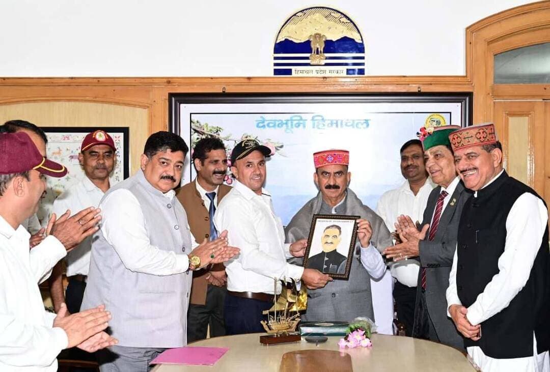 प्रतिनिधिमंडल ने मुख्यमंत्री से भेंट की
मुख्यमंत्री ठाकुर सुखविन्द्र सिंह सुक्खू से आज यहां भूतपूर्व सैनिकों के एक प्रतिनिधिमंडल ने भेंट की और उन्हें अपनी मांगों से अवगत करवाया।
मुख्यमंत्री ने उनकी मांगों पर सहानुभूतिपूर्वक विचार करने का आश्वासन दिया।
इस अवसर पर स्वास्थ्य एवं सैनिक कल्याण मंत्री डॉ. (कर्नल) धनी राम शांडिल और सुजानपुर के विधायक रणजीत सिंह राणा भी उपस्थित थे।
.0.