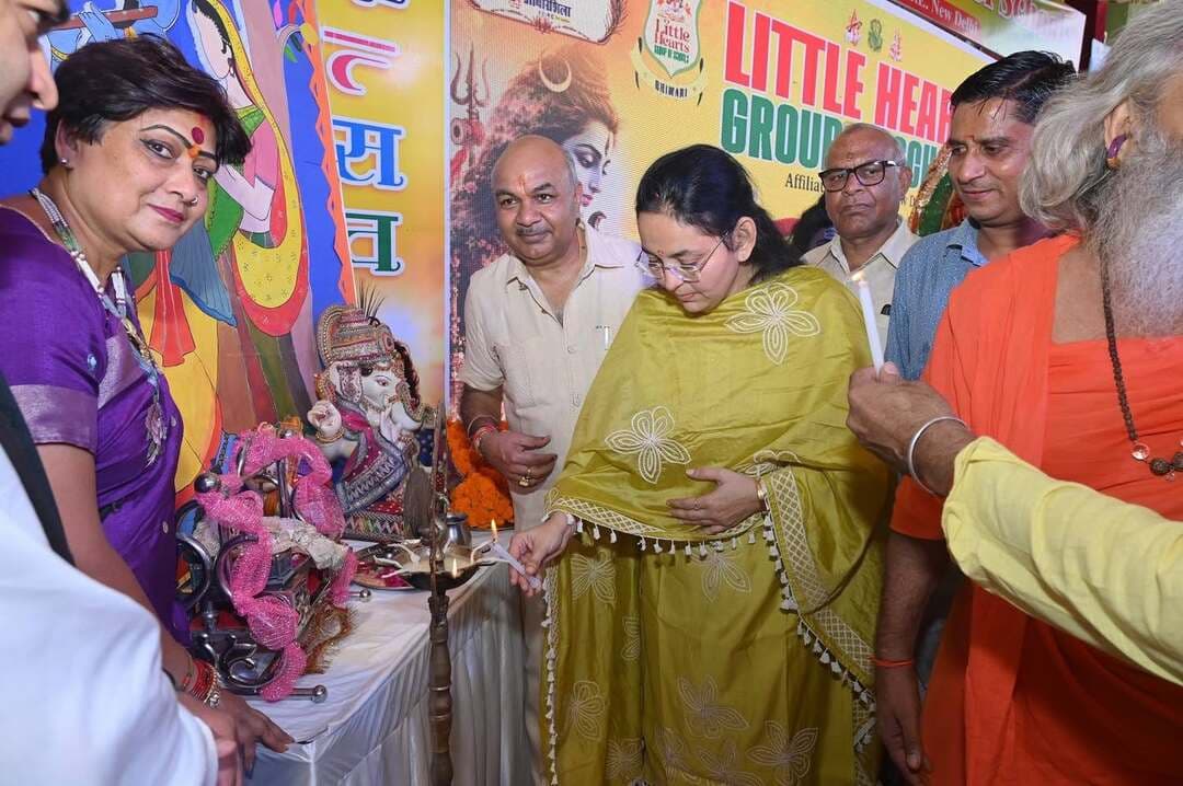 लिटिल हार्टस पब्लिक स्कूल ने धूमधाम से मनाया नन्दोत्सव
भिवानी- ‘मच गया शोर सारी नगरी में’ लिटिल हार्टस पब्लिक की चतुर्थ व आठवी कक्षा के बच्चों द्वारा जब स्थानीय लिटल हार्टस पब्लिक स्कूल में आयोजित समारोह में इस गीत पर नृत्य किया गया तो द्वापर युग फिर से जीवित हो उठा हो। सारा वातावरण गोकुलमय, भक्तिमय हो गया और पुरा प्रांगण तालियों से गुंज उठा। यह मौका था लिटिल हार्टस पब्लिक स्कूल के चतुर्थ व आठवी कक्षा के बच्चों द्वारा भव्य, अदभुत, आलौकिक एवं धूमधाम से आयोजित नन्दोत्सव के अवसर का। कार्यक्रम का शुभारम्भ जोगी वाला मंन्दिर के महंत श्री श्री 1008 श्री वेदनाथ जी महाराज व हनुमान जोहड़ी मन्दिर के महन्त श्री चरणदास जी महाराज के सानिध्य में मुख्य अतिथि हरियाणा राज्य बाल अधिकार संरक्षण आयोग की अध्यक्षा सुश्री तृप्ति श्योराण जी, चौ. बंसीलाल विश्वविद्यालय की रजिस्ट्रार डॉ. भावना शर्मा जी, संस्था के चेयरमैन त्रिलोक चन्द गोयल जी व रमेश जी हेतमपुरिया द्वारा लडुवे गोपाल, शिक्षा की देवी माँ सरस्वती व भगवान श्री गणेश के सम्मुख दीप प्रज्जवलन व माल्यार्पण से हुआ। इस अवसर पर उपाध्यक्ष श्रीमती गिगि देवी, आन्नद प्रकाश गोयल, महा सचिव संजय गोयल प्रबंध निदेशक पवन गोयल व भावना गोयल, प्रबंधक सतीश गोयल व रवि गोयल, निदेशिका एश्वर्या सिंघल, निदेशक रामानन्द सिंगल, राहुल गोयल, विनय गोयल, निश्चल गोयल व साक्षी गोयल ने भी लडुवे गोपाल, शिक्षा की देवी माँ सरस्वती व भगवान श्री गणेश को माल्यार्पण किया। इस अवसर पर जिला बाल संरक्षण अधिकारी श्री नरेन्द्र जांगड़ा जी, जिला बाल सुरक्षा समिति के अध्यक्ष श्री प्रदीप सिंह जी, सदस्य श्री सतेन्द्र सिंह जी, श्री धीरज सैनी जी, श्रीमति नीलम रानी जी, श्री दिनेश कुमार जी, वैश्य महाविद्यालय ट्रस्ट के प्रधान श्री शिवरत्न गुप्ता जी, महाराजा अग्रसेन ट्रस्ट के प्रधान श्री रामदेव तायल जी, हरियाणा प्राइवेट स्कूल एसोसियेशन के प्रधान राम अवतार शर्मा जी, अमित डागर जी, यतिंदर नाथ जी, संजीव जी, सी.एल.बंसल जी रिटायर्ड ईटीओ, देवराज तोशामिया जी, डॉ. वी. के. चुघ जी, विश्व हिन्दु परिषद से श्री गोपाल तंवर जी, विजय किशन अग्रवाल जी, सतीश जी, संतोष बहलिया जी, पवन बहलिया जी, श्रीभगवान वशिष्ट जी, नरेन्द्र शर्मा जी, सत्यनारायण मित्तल जी, रमेश सिंगल जी, विजय जी ढिगावा, पवन जैन जी एडवोकेट, एम. एल. अग्रवाल जी, आनन्द बासिया जी, प्रदीप गर्ग जी, विजय लालावासिया जी, महेश गर्ग जी, सुभाष तंवर जी नगर पार्षद, संदीप जी नगर पार्षद, शिव प्रकाश कसेरा जी, नीरज अग्रवाल जी एडवोेकेट, पुनम (टीटू जी) जी, अलका माथुर जी, रमेश बंसल जी, सुशील बुवानीवाला जी, रमन जैन जी आदि विशष्ट अतिथि के रूप में उपस्थित हुए। स्कूल के चेयरमैन त्रिलोक चन्द गोयल ने अपने उद्बोधन में आए हुए अतिथियों को स्वागत करते हुए बताया कि श्री कृष्ण जन्म के पश्चात भगवान श्रीकृष्ण के पिता वासुदेव जी द्वारा उनके पालक पिता के यहा पहुचाएँ जाने की खुशी में विद्यालय पिछले 23 वर्षो से प्रतिवर्ष इस कार्यक्रम का आयोजन करता आ रहा है। इस अवसर पर उन्होने स्कूल की भावी गतिविधियों के बारे में बताया। इस अवसर पर चतुर्थ व आठवी कक्षा के लगभग 600 विद्यार्थियों ने विभिन्न सांस्कृतिक कार्यक्रमों में अपनी प्रस्तुती दी। कार्यक्रम में चतुर्थ कक्षा के देव, हिमांशी, मीनल, रिद्धि, वंशिका, देवांश, रूद्र सोनी, इशिता, भावना, रक्षिता ने ‘मैया यशोदा’, वाणी, वान्या, दिपांशी, कनिष्का, महक, माही, यशस्वी, दीप, युवान ने ‘मै नचना मोहन दे नाल’, आरोही, दृष्टि, दिव्यांशी, इशु, ध्रुव, छवि, सिवांगी, कार्तिक, सुर्यांश, आरव, इकनुर, यशिका ने ‘तु राजा की राजदुलारी’, भव्य, भूमि, परी, सिया, दिया, मृदुला, रेयांश, विवान, वीर, यक्षित ने ‘इधर भी ईश्वर’, युग, कार्तिक, एलेक्स, हिमांश, मनिक, सक्षम, जय, कबीर, मायरा, दिव्या, जिविका ने ‘फूल बिखेरो नगर में’ आदि गीतों पर इतने मनमोहक नृत्य प्रस्तुत किए कि हर कोई देखने वाला तालियां बजाने पर मजबूर हो गया। कक्षा आठवी के हर्षिका, जानवी, निधि, हिमांशी, गुन्जन, दिपांशी, अदिति, प्रियांसी ने ‘राधा के संग’, इनाया, इशिका, तान्या, तनवी, मानवी, आरवी, हिमांशी ने ‘कृष्ण लीला’, सातवी कक्षा के हर्षिता, जानवी, परिधि, अनन्या, रिद्धि, तमन्ना, तन्नु, यशिका, दक्ष, दृष, नायरा, तेजस्वी ने ‘मेरे घर राम आये है’ आदि गीतों पर मनमोहक नृत्य प्रस्तुत किए। कक्षा आठवी के नव्या, सुकृति, मीनल, पमैला, दिपांशी, लक्षिका, जिया, दिशा द्वारा ‘रण में कूद पड़ी महाकाली’, व वर्णिता, तानाक्षी, परिनिति, संस्कृति, कशिश, साक्षी, मानवी, अवनी, पावनी, अंशिका द्वारा ‘योगा’, तेजस, केशव, कार्तिक, युग, प्रतीक, साक्षी, मयंक, महक, दिपांशु, पृथ्वी, मनन द्वारा ‘कराटे’ व प्राशी, प्रथम, तनुष, कार्तिक, मिषा, झलक द्वारा प्रस्तुत ‘स्केटिंग प्रस्तुती’ पर प्रस्तुत नृत्य इतना मनमोहक था कि उपस्थित जन समुह झुमने पर मजबूर हो गया। महन्त वेदनाथ जी व महन्त चरणदास जी ने आए हुए श्रोताओं को आशीष वचन देते हुए कहा कि भगवान श्रीकृष्ण भारतीय संस्कृति के पुरोधा व संरक्षक थे। उनके जन्म के अवसर को नन्दोत्सव के रूप में मनाया जाना भारतीय संस्कृति का एक महापर्व है। अन्य अतिथियों ने भी कार्यक्रम की सराहना करते हुए बताया कि आज के समय में छोटे-छोटे बच्चों को स्टेज पर आकर अपनी प्रतिभा को प्रदर्शित करना उनकी झिझक को दूर करता है। विद्यालय प्रबंधकारिणी समिति द्वारा मुख्य अतिथि व अन्य अतिथियों को स्मृति चिन्ह व समारोह में भाग लेने वाले सभी बच्चों को पुरस्कार देकर सम्मानित किया गया। कार्यक्रम का सफल मंच संचालन अमायरा, अर्नव, देवांशी, अंशुल, भव्या, अनिमुल, गीता, वंशिका, प्राची, ग्रेसी, ंिकंजल, कार्तिक, यमन, अलिश, किया, सिया द्वारा किया गया। अन्त में एम. डी. पवन गोयल व भावना गोयल द्वारा आए हुए सभी अतिथियों व उपस्थित अभिभावकों का स्कूल परिवार की तरफ से धन्यवाद किया गया। इस अवसर पर अजय जालान जी, विजय गोयल, अरूण कुमार, हेमन्त सकसेरिया जी, विशाल गोयल जी, नरेन्द्र जांगड़ा जी एडवोकेट, राजेश जी, बबलु जी, ऊषा बंसल जी, शकुन्तला देवी जी, रामू जी जेवड़ी वाले, विनय सिंगल जी, प्राचार्य दीपक जोशी, उप-प्राचार्य मनमोहन चावला, प्राचार्या वीना सेठ, भावना, रेखा, महेष्ठा, सोनिया खेमका, रश्मि, नीरज, श्याम सुन्दर, अमित कुमार सहित स्कूल का समस्त स्टाफ उपस्थित था।