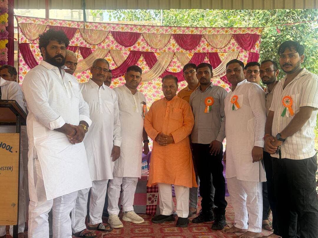उमरावत में तीन दिवसीय सांग महोत्सव का समापन, हरियाणवी संस्कृति के रंगों में रंगे ग्रामीण
सांग और लोक विधाएं हरियाणा की आत्मा हैं : विधायक घनश्याम सर्राफ
ग्रामीण प्रतिभाओं और प्राचीन कला को नया जीवन देते है सांग महोत्सव : विरेंद्र कौशिक
भिवानी, 18 सितंबर : गांव उमरावत स्थित प्राचीन शिव मंदिर प्रांगण में हरियाणा कला परिषद, कुरूक्षेत्र के सौजन्य से आयोजित तीन दिवसीय भव्य सांग महोत्सव एवं सांस्कृतिक कार्यक्रम का शुक्रवार को समापन हुआ। बाबा मुखराम दास सेवा सोसायटी द्वारा आयोजित इस सांस्कृतिक संध्या में महाशय विकास पासौरिया एवं पार्टी ने ऐतिहासिक व पौराणिक आख्यान चन्द्र गुप्त धर्म मालकी का बेहद प्रभावशाली मंचन किया। कलाकारों के शानदार अभिनय, संवाद अदायगी और लोकधुनों पर उपस्थित ग्रामीण व क्षेत्रवासी मंत्रमुग्ध हो गए। सांग के साथ-साथ कलाकारों द्वारा प्रस्तुत आध्यात्मिक सत्संग ने पूरे वातावरण को भक्तिमय बना दिया।
समारोह के समापन अवसर पर मुख्य अतिथि के रूप में भिवानी के विधायक घनश्याम सर्राफ और भाजपा जिलाध्यक्ष विरेन्द्र कौशिक ने शिरकत की। कार्यक्रम के आयोजक बाबा मुखराम दास सेवा सोसायटी के पदाधिकारियों व ग्रामीणों ने महाशय विकास पासौरिया और उनकी पूरी टीम को फूल-मालाएं पहनाकर व स्मृति चिह्न भेंट कर सम्मानित किया।
समारोह को संबोधित करते हुए विधायक घनश्याम सर्राफ ने कहा कि सांग और लोक विधाएं हरियाणा की आत्मा हैं। आधुनिकता की दौड़ में अपनी समृद्ध सांस्कृतिक विरासत और परंपराओं को सहेज कर रखना प्रत्येक नागरिक का दायित्व है। उन्होंने कहा कि सांग केवल मनोरंजन का माध्यम नहीं, बल्कि सामाजिक एकता, चरित्र निर्माण और इतिहास की गौरव गाथाओं को जन-जन तक पहुंचाने का सबसे सशक्त मंच रहे हैं। हरियाणा सरकार और हरियाणा कला परिषद ग्रामीण आंचल में ऐसे सांस्कृतिक आयोजनों के माध्यम से युवा पीढ़ी को अपनी जड़ों से जोडऩे का सराहनीय कार्य कर रही है।
विशिष्ट अतिथि भाजपा जिलाध्यक्ष विरेन्द्र कौशिक ने कहा कि गांव उमरावत में इस प्रकार के पारंपरिक कार्यक्रमों का आयोजन ग्रामीण प्रतिभाओं और प्राचीन कला को नया जीवन देता है। लोक कलाकारों का सम्मान करना वास्तव में हमारी संस्कृति का सम्मान है। इस अवसर पर क्षेत्र के गणमान्य जन प्रमुख रूप से उपस्थित रहे, जिनमें बुजुर्ग श्री सत्यनारायण शर्मा, धर्मबीर, नीरज कौशिक, दीपक कौशिक, हरीश कौशिक, सुधीर कौशिक, श्रीकांत कौशिक, पंचायत समिति सदस्य अनूप कौशिक, विकास मंच उमरावत के प्रधान विनोद शर्मा, एडवोकेट सोना, युधिष्ठिर वत्स और बजरंग लाल शामिल हैं।
कार्यक्रम में उमरावत सहित आसपास के गांवों से बड़ी संख्या में पहुंचे ग्रामीणों, महिलाओं और युवाओं ने सांस्कृतिक प्रस्तुतियों का भरपूर आनंद लिया और कलाकारों की हौसलाअफजाई की। आयोजकों ने सभी अतिथियों, कलाकारों और ग्रामीणों का आभार व्यक्त करते हुए भविष्य में भी इस प्रकार के सांस्कृतिक उत्सव निरंतर आयोजित करने का संकल्प दोहराया।