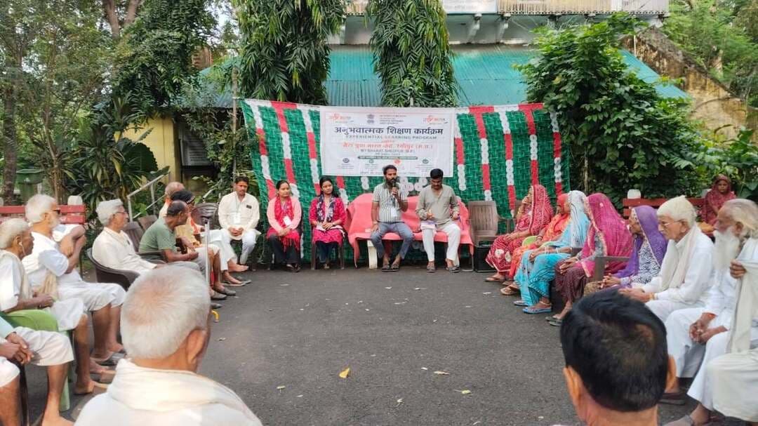 बुजुर्गों का जीवन वर्तमान पीढ़ी के लिए प्रेरणा का संदेश
प्रेरणा वृद्धाश्रम में अनुभवात्मक शिक्षण कार्यक्रम की हुई शुरूआत
----
युवा कार्यक्रम एवं खेल मंत्रालय भारत सरकार के तत्वावधान में मेरा युवा भारत केन्द्र श्योपुर द्वारा मुक्तिबोध युवक मंडल श्योपुर के सहयोग से प्रेरणा वृद्धाश्रम में शनिवार को पांच दिवसीय अनुभवात्मक शिक्षण कार्यक्रम की शुरूआत की गई, जिसमें युवाओं ने अपने जीवन को सही दिशा देने के लिए बुजुर्गों से जीवन के अनमोल पाठ का श्रवण किया वहीं वर्तमान और भूतकाल के बीच के अंतर को समझने की सीख ली। इस दौरान प्रमुख रूप से युवा मंडल के अध्यक्ष श्री गिर्राज किशोर शर्मा, गणराज सेवा समिति के सचिव श्री धर्मेन्द्र शर्मा, प्रबंधक वृद्धाश्रम श्री मनोज वैष्णव, सुश्री कनिका दुबे, सुश्री प्राची दुबे एवं मेरा युवा भारत से तनवी दुबे मौजूद रही।
इस दौरान कार्यक्रम में युवाओं ने अपने शिक्षण कार्य की जानकारी साझा करते हुए वर्तमान शिक्षा एवं पूर्व की शिक्षा के बीच के अंतर को लेकर प्रश्न पूछे जिन्हें बुजुर्गों ने बेहद संजीदगी से जवाब देते हुए शिक्षा के अंतर को समझाया, इस दोरान बुजुर्गों ने कहा कि जब वे पढ़ाई करने की चाह रखते थे तो काफी कष्ट सहने पडते थे, क्योंकि स्कूल दूर होते थे और उन्हें पैदल ही वहां तक पहंुचना होता था, वहीं पहले कॉपी, किताब की जगह ब्लैक सिलेट और व्हाइट चॉक के माध्यम से शिक्षा ग्रहण करनी होती थी ओर अब कम्प्यूटर, लैपटॉप, कॉपी, पैन समेत तमाम संसाधन मौजूद हैं। वहीं संस्कारो को लेकर भी बुजुर्गों ने अपनी बात रखी ओर कहा कि युवा पीढ़ी को संस्कारवान बनना चाहिए ताकि वे अपने बुजुर्गों का सम्मान करें और उनके संघर्ष को समझते हुए उनकी जरूरतो को पूरा करें। इस दौरान प्रथम दिवस ज्ञानवर्धक सत्र में युवाओं एवं बुजुर्गों के बीच सवाल-जवाब का दौर चला जिसमें सभी युवाओं ने बुजुर्गों से नए युग में संस्कारो को प्राथमिकता देने का संकल्प व्यक्त किया।
-
CM Madhya Pradesh
Jansampark Madhya Pradesh
#JansamparkMP
#sheopur