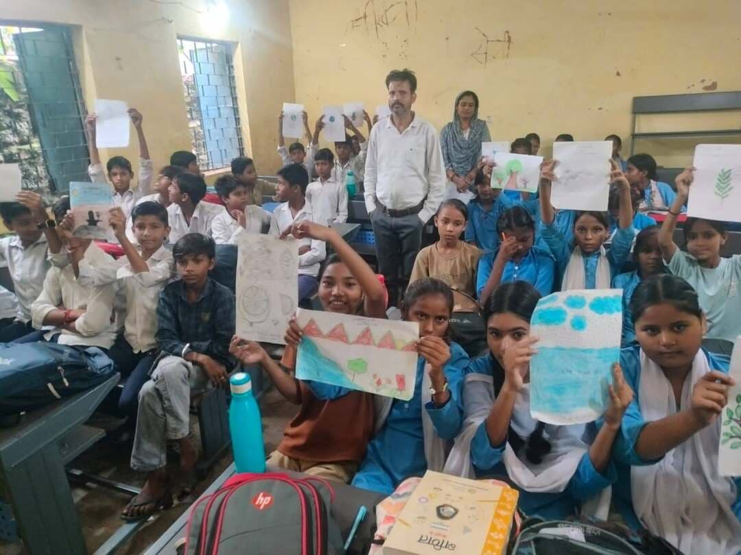 आयुर्वेद दिवस की पूर्व गतिविधियों के तहत निबंध, चित्रकला प्रतियोगिताएं आयोजित
-----
कलेक्टर सुश्री शीला दाहिमा के मार्गदर्शन में 11वें आयुर्वेद दिवस की पूर्व गतिविधियों के अंतर्गत जिले के विभिन्न आयुष संस्थानों द्वारा विद्यालयों में विद्यार्थियों के लिए आयुर्वेद चिकित्सा पद्धति पर आधारित विविध जागरूकता एवं रचनात्मक गतिविधियों का आयोजन किया गया।
आयुष्मान आरोग्य मंदिर बगवाज द्वारा शासकीय प्राथमिक विद्यालय में निबंध एवं चित्रकला प्रतियोगिता आयोजित करने के साथ विद्यार्थियों का स्वास्थ्य परीक्षण भी किया गया। आयुष्मान आरोग्य मंदिर पांडोला द्वारा सरस्वती ज्ञान विद्यालय में निबंध प्रतियोगिता आयोजित कर विद्यार्थियों को औषधीय पौधों के महत्व एवं उपयोग की जानकारी दी गई। वहीं आयुष्मान आरोग्य मंदिर इकलौद द्वारा शासकीय उच्चतर माध्यमिक विद्यालय इकलौद में चित्रकला, भाषण एवं निबंध लेखन प्रतियोगिताएं आयोजित की गईं।
आयुष्मान आरोग्य मंदिर सूंसवाड़ा द्वारा शासकीय माध्यमिक एवं हाई स्कूल के विद्यार्थियों को औषधीय पौधों की जानकारी देते हुए उनके उपयोग के बारे में बताया गया। शासकीय आयुर्वेद औषधालय गढ़ी द्वारा हाई स्कूल में चित्रकला प्रतियोगिता का आयोजन किया गया। आयुष्मान आरोग्य मंदिर कराहल में निबंध एवं चित्रकला प्रतियोगिता आयोजित की गई, जिसमें उत्कृष्ट लेखन एवं चित्रकारी करने वाली तीन-तीन छात्राओं को प्रथम, द्वितीय एवं तृतीय पुरस्कार प्रदान किए गए।
इसी क्रम में शासकीय उच्चतर माध्यमिक विद्यालय प्रेमसर में चित्रकला एवं निबंध प्रतियोगिता आयोजित की गई। शासकीय आयुर्वेद औषधालय जैनी द्वारा शासकीय हाई स्कूल परिसर में निबंध लेखन, चित्रकला एवं भाषण प्रतियोगिताएं आयोजित की गईं। विद्यार्थियों ने आयुर्वेद, स्वस्थ जीवनशैली एवं सेवा संकल्प से संबंधित विषयों पर अपनी रचनात्मक प्रतिभा का प्रदर्शन किया। प्रतियोगिताओं में उत्कृष्ट प्रदर्शन करने वाले विद्यार्थियों को प्रथम, द्वितीय एवं तृतीय पुरस्कार प्रदान किए गए।
शासकीय आयुर्वेद औषधालय मानपुर द्वारा विद्यार्थियों को आयुर्वेद की उत्पत्ति, मौलिक सिद्धांत तथा भारत एवं विश्व में प्रचलित विभिन्न चिकित्सा पद्धतियों की जानकारी दी गई। साथ ही वर्तमान समय में आयुर्वेद की बढ़ती लोकप्रियता एवं भविष्य में आयुर्वेद के क्षेत्र में करियर निर्माण की संभावनाओं से भी विद्यार्थियों को अवगत कराया गया। इस अवसर पर क्विज, निबंध लेखन एवं चित्रकला प्रतियोगिताओं का आयोजन किया गया।
-
CM Madhya Pradesh
Jansampark Madhya Pradesh
#JansampaekMP
#sheopur
