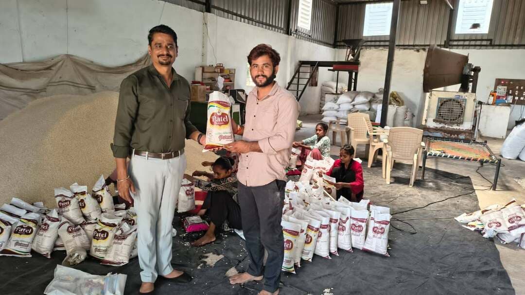 मनावर तहसील के ग्राम सिरसाला निवासी 23 वर्षीय युवा उद्यमी श्री आर्यन पाटीदार ने मेहनत, अनुभव और सही अवसर का लाभ उठाकर खाद्य प्रसंस्करण के क्षेत्र में अपनी अलग पहचान बनाई है। किसान परिवार से आने वाले श्री पाटीदार ने कृषि पर निर्भरता से आगे बढ़ते हुए स्वयं का व्यवसाय स्थापित किया। आज उनका उद्यम न केवल उन्हें आर्थिक रूप से मजबूत बना रहा है, बल्कि 6 से 7 लोगों को प्रत्यक्ष रोजगार भी उपलब्ध करा रहा है। प्रधानमंत्री सूक्ष्म खाद्य प्रसंस्करण उद्यम उन्नयन योजना (PMFME) ने उनके इस सफर को गति देने में महत्वपूर्ण भूमिका निभाई है।
*MBA की पढ़ाई से व्यवसाय तक का सफर*
श्री आर्यन पाटीदार ने इंदौर के बीएम कॉलेज से MBA की पढ़ाई पूरी की। पढ़ाई पूरी करने के बाद उन्होंने सीधे मैन्युफैक्चरिंग यूनिट शुरू करने के बजाय पहले खाद्य उत्पादों की री-पैकिंग और मार्केटिंग के क्षेत्र में लगभग 2 से 3 वर्षों तक काम किया। खुले में उपलब्ध उत्पादों को पैक कर अपने ब्रांड के माध्यम से बाजार तक पहुंचाने के दौरान उन्होंने बाजार की मांग, ग्राहकों की पसंद और वितरण व्यवस्था को करीब से समझा।
धीरे-धीरे उनका बाजार मजबूत हुआ और अपने उत्पादों के लिए उन्होंने एक स्थापित ग्राहक आधार एवं डिस्ट्रीब्यूटर नेटवर्क तैयार किया। इस अनुभव ने उन्हें अपनी स्वयं की मैन्युफैक्चरिंग यूनिट स्थापित करने का आत्मविश्वास दिया। इसके बाद उन्होंने केवल पैकिंग तक सीमित रहने के बजाय स्वयं उत्पादन करने का निर्णय लिया।
*एक पोस्टर से मिली योजना की जानकारी, विभागीय मार्गदर्शन से बढ़े कदम*
मैन्युफैक्चरिंग यूनिट स्थापित करने के लिए पूंजी की आवश्यकता थी। इसी दौरान धार स्थित उद्यानिकी विभाग में लगे पोस्टर के माध्यम से उन्हें प्रधानमंत्री सूक्ष्म खाद्य प्रसंस्करण उद्यम उन्नयन योजना (PMFME) की जानकारी मिली। उन्होंने विभाग से संपर्क किया, जहां अधिकारियों द्वारा योजना, पात्रता और ऋण-अनुदान की प्रक्रिया के संबंध में मार्गदर्शन दिया गया।
योजना और बैंक सहयोग से आवश्यक वित्तीय सहायता प्राप्त करने के बाद श्री पाटीदार ने सितंबर 2025 में अपनी मैन्युफैक्चरिंग इकाई की स्थापना की। इस प्रकार वर्षों के अनुभव और अपने व्यवसाय को आगे बढ़ाने के संकल्प को उन्होंने स्वयं के उत्पादन केंद्र के रूप में साकार किया।
*₹11.49 लाख की इकाई, ₹4.01 लाख की अनुदान सहायता*
श्री पाटीदार की इकाई की कुल इकाई लागत ₹11.49 लाख रही। PMFME योजना के अंतर्गत उन्हें परियोजना लागत का 35 प्रतिशत अर्थात ₹4.01 लाख का अनुदान प्राप्त हुआ। इस सहयोग से उन्होंने आधुनिक मशीनरी एवं आवश्यक उपकरण स्थापित किए और अपनी उत्पादन प्रक्रिया को व्यवस्थित एवं बेहतर बनाया।
इकाई में उत्पादों की गुणवत्ता, स्वच्छता, पैकेजिंग और उत्पादन प्रक्रिया पर विशेष ध्यान दिया जा रहा है। योजना से मिले सहयोग ने उनके लिए व्यवसाय को व्यवस्थित ढंग से आगे बढ़ाने का अवसर उपलब्ध कराया।
*स्थानीय स्तर से शुरू हुआ कारोबार, जिले।के विभिन्न स्थानों तक पहुंचा बाजार*
श्री पाटीदार स्थानीय स्तर पर उपलब्ध कच्चे माल का उपयोग कर परमल एवं मुरमुरा तैयार कर रहे हैं। बेहतर गुणवत्ता और आकर्षक पैकेजिंग के माध्यम से उन्होंने अपने उत्पादों के लिए बाजार तैयार किया है। वर्तमान में वे जिले के विभिन्न स्थानों में डिस्ट्रीब्यूटर नेटवर्क के माध्यम से अपने उत्पाद पहुंचा रहे हैं।
व्यवसाय को और विस्तार देने के लिए वे अपनी इकाई को पूरी तरह ऑटोमैटिक प्लांट में परिवर्तित करने की दिशा में भी काम कर रहे हैं। उन्होंने बताया कि वे आने वाले 2 माह में पूरी तरह ऑटोमैटिक प्लांट स्थापित करेंगे उनका लक्ष्य उत्पादन क्षमता बढ़ाने के साथ बाजार का विस्तार करना है।
*व्यवसाय ने बदली आर्थिक स्थिति, 6–7 लोगों को मिला रोजगार*
उद्यम स्थापित होने के बाद श्री पाटीदार की आर्थिक स्थिति में उल्लेखनीय सुधार आया है। व्यवसाय से वर्तमान में उन्हें लगभग ₹7 से ₹8 लाख वार्षिक लाभ प्राप्त हो रहा है। इसके साथ ही उनकी इकाई स्थानीय युवाओं एवं श्रमिकों के लिए रोजगार का माध्यम बनी है और 6 से 7 लोगों को प्रत्यक्ष रोजगार उपलब्ध करा रही है।
इस तरह श्री पाटीदार की सफलता केवल उनके व्यक्तिगत आर्थिक सशक्तिकरण तक सीमित नहीं है, बल्कि उनका उद्यम स्थानीय स्तर पर रोजगार और आर्थिक गतिविधियों को बढ़ावा देने का भी माध्यम बन रहा है।
*‘सही अवसर मिले तो युवा खुद बना सकते हैं अपना भविष्य’*
श्री आर्यन पाटीदार का कहना है कि युवाओं को नौकरी की तलाश के साथ-साथ स्वरोजगार और उद्यमिता के अवसरों पर भी ध्यान देना चाहिए। यदि मेहनत और लगन के साथ शासन की योजनाओं की जानकारी लेकर उनका सही उपयोग किया जाए, तो छोटे स्तर से शुरू किया गया व्यवसाय भी आगे चलकर रोजगार देने वाला उद्यम बन सकता है।
*योजना का सहयोग और मेहनत का संकल्प बना सफलता की पहचान*
श्री आर्यन पाटीदार की कहानी इस बात का उदाहरण है कि सही योजना की जानकारी, विभागीय मार्गदर्शन, बैंक सहयोग और स्वयं की मेहनत मिलकर किसी भी उद्यम को नई दिशा दे सकते हैं। कृषि परिवार से निकलकर MBA की पढ़ाई, फिर री-पैकिंग और मार्केटिंग का अनुभव तथा अंततः अपनी मैन्युफैक्चरिंग यूनिट स्थापित करने तक का उनका सफर निरंतर सीखने और आगे बढ़ने की कहानी है।
23 वर्षीय आर्यन की यह कहानी बताती है कि युवा उम्र अवसरों की तलाश करने और उन्हें सफलता में बदलने का समय है। PMFME योजना से मिले सहयोग को अवसर में बदलकर श्री पाटीदार ने अपने लिए आर्थिक मजबूती का रास्ता तैयार किया और साथ ही दूसरों के लिए रोजगार के अवसर भी सृजित किए। उनका यह प्रयास ग्रामीण क्षेत्र के उन युवाओं के लिए प्रेरणादायी है, जो अपने स्थानीय संसाधनों और हुनर को व्यवसाय में बदलकर आत्मनिर्भर बनने का सपना देखते हैं।
Jansampark Madhya Pradesh