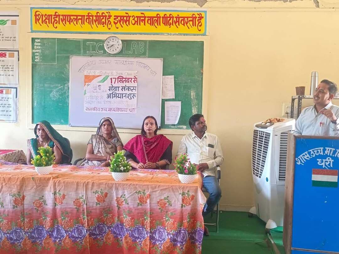 🔳सेवा संकल्प अभियान के तहत शासकीय उमावि धूरी में चित्रकला एवं भाषण प्रतियोगिता आयोजित
🔳कटनी - सेवा संकल्प अभियान के अंतर्गत शासकीय उच्चतर माध्यमिक विद्यालय धूरी में शाला स्तर पर चित्रकला एवं भाषण प्रतियोगिता का आयोजन किया गया। प्रतियोगिता में विद्यार्थियों ने उत्साहपूर्वक सहभागिता करते हुए अपनी प्रतिभा का प्रदर्शन किया।
कार्यक्रम के प्रभारी सुमेर सिंह लोधी ने विद्यार्थियों को चित्रकला एवं भाषण प्रतियोगिता में उत्कृष्ट प्रदर्शन के लिए मार्गदर्शन एवं सहयोग प्रदान किया। प्रभारी प्राचार्य श्रीमती गरिमा चंद्रवंशी सहित विद्यालय के समस्त शिक्षकों ने आयोजन में सहयोग किया।
इस अवसर पर एमसी सदस्य, अध्यक्ष तथा ग्राम की सरपंच श्रीमती हेमलता मनोज पटेल ने प्रतियोगिता में विद्यार्थियों द्वारा प्रस्तुत चित्रकला एवं भाषण का अवलोकन किया और प्रतिभागियों का उत्साहवर्धन किया।
प्रतियोगिता का अगला चरण संकुल स्तर पर 21 सितंबर को आयोजित होगा। इसी दिन विद्यार्थियों द्वारा तैयार की गई चित्रकला की प्रदर्शनी भी लगाई जाएगी, जिसका अवलोकन विद्यार्थियों के माता-पिता एवं अभिभावक कर सकेंगे। इसके अलावा 2 अक्टूबर से 10 अक्टूबर तक सेवा संकल्प अभियान के अंतर्गत विभिन्न कार्यक्रम आयोजित किए जाएंगे।
कार्यक्रम का संचालन सुमेर सिंह लोधी ने किया तथा आभार प्रदर्शन प्रवीण उपाध्याय ने किया।
#JansamparkMP
#CMMadhyaPradesh
#DrMohanYadav51
#udaypratapmp
#jbpcommissioner
#katni
#कटनी