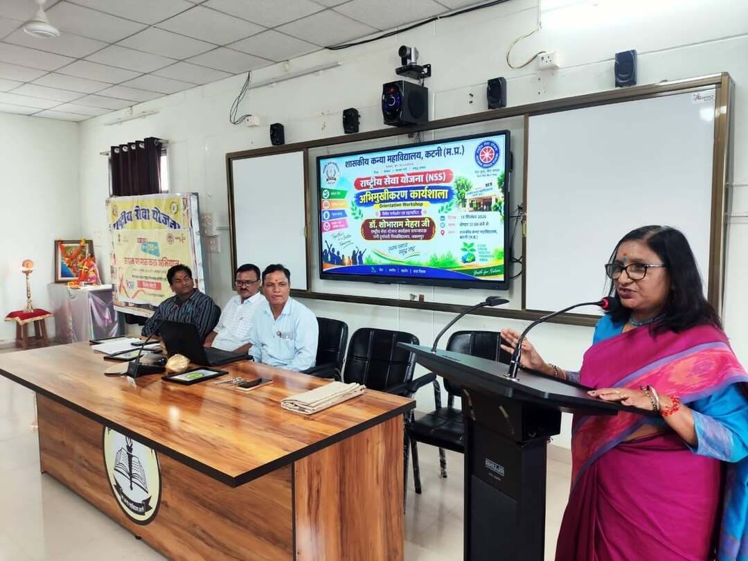 🔳शासकीय कन्या महाविद्यालय में राष्ट्रीय सेवा योजना की अभिमुखीकरण कार्यशाला आयोजित
🔳कटनी - छात्राओं को राष्ट्रीय सेवा योजना की संरचना, उद्देश्यों, गतिविधियों एवं समाज सेवा के प्रति उनके दायित्वों से अवगत कराने तथा स्वयं सेविकाओं में सेवा, अनुशासन, नेतृत्व एवं सामाजिक उत्तरदायित्व की भावना विकसित करने के लिये शासकीय कन्या महाविद्यालय, कटनी में राष्ट्रीय सेवा योजना (एनएसएस) के तत्वावधान में अभिमुखीकरण कार्यशाला का आयोजन शनिवार को प्राचार्य डॉ. चित्रा प्रभात के मार्गदर्शन में किया गया।
कार्यक्रम का शुभारंभ *माँ सरस्वती के तैलचित्र पर माल्यार्पण एवं पूजन* के साथ किया गया। इसके पश्चात कार्यक्रम में मुख्य वक्ता के रूप में *रानी दुर्गावती विश्वविद्यालय, जबलपुर के राष्ट्रीय सेवा योजना कार्यक्रम समन्वयक डॉ. शोभाराम मेहरा जी* का मार्गदर्शन प्राप्त हुआ। उन्होंने छात्राओं को राष्ट्रीय सेवा योजना के विभिन्न पहलुओं से विस्तारपूर्वक परिचित कराया।
डॉ. शोभाराम मेहरा जी ने अपने प्रेरणादायी वक्तव्य में बताया कि राष्ट्रीय सेवा योजना क्या है, इसकी स्थापना कब और किस उद्देश्य से की गई तथा इसका ध्येय वाक्य क्या है। उन्होंने राष्ट्रीय सेवा योजना के माध्यम से विद्यार्थियों में सेवा भावना, नेतृत्व क्षमता, सामुदायिक सहभागिता एवं सामाजिक दायित्व की भावना विकसित करने पर प्रकाश डाला। उन्होंने एनएसएस के अंतर्गत आयोजित होने वाली विभिन्न गतिविधियों, शिविरों, स्वच्छता अभियान, जागरूकता कार्यक्रमों, सामाजिक सेवा एवं सामुदायिक कार्यों के बारे में भी विस्तार से जानकारी प्रदान की। उन्होंने छात्राओं को राष्ट्रीय सेवा योजना से सक्रिय रूप से जुड़कर समाज एवं राष्ट्र निर्माण में अपनी सकारात्मक भूमिका निभाने के लिए प्रेरित किया।
इस अवसर पर महाविद्यालय की प्राचार्य डॉ. चित्रा प्रभात ने भी राष्ट्रीय सेवा योजना के महत्व पर प्रकाश डालते हुए कहा कि एनएसएस विद्यार्थियों को केवल सामाजिक सेवा से नहीं जोड़ता, बल्कि उनमें अनुशासन, आत्मविश्वास, नेतृत्व क्षमता और सामाजिक संवेदनशीलता का विकास भी करता है। उन्होंने छात्राओं से राष्ट्रीय सेवा योजना की गतिविधियों में उत्साहपूर्वक सहभागिता करने का आह्वान किया।
कार्यक्रम का संयोजन राष्ट्रीय सेवा योजना प्रभारी डॉ. शिल्पी सिंह द्वारा किया गया। मंच संचालन डॉ. रीना मिश्रा ने किया तथा कार्यक्रम के अंत में डॉ. प्रतिमा सिंह द्वारा आभार प्रदर्शन किया गया। कार्यशाला में महाविद्यालय के समस्त शैक्षणिक एवं अशैक्षणिक स्टॉफ तथा बड़ी संख्या में छात्राओं की उपस्थिति रही।
#JansamparkMP
#CMMadhyaPradesh
#DrMohanYadav51
#udaypratapmp
#jbpcommissioner
#katni
#कटनी