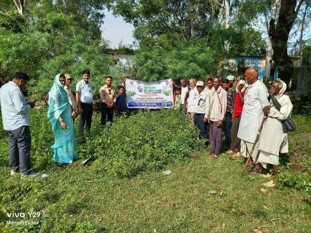 🔳गंदे स्थलों की ग्रामवासियों की सहभागिता से हुई साफ-सफाई
🔳शासकीय माध्यमिक शाला बडेरा में विद्यार्थियों ने चित्रकला के माध्यम से दिया स्वच्छता का संदेश
🔳कटनी - स्वच्छ भारत मिशन (ग्रामीण) अंतर्गत संचालित “स्वच्छता ही सेवा–2026” अभियान के तहत जनपद पंचायत कटनी की विभिन्न ग्राम पंचायतों में पूर्व से चिन्हित गंदे स्थलों की ग्रामवासियों की सहभागिता से साफ-सफाई की जा रही है। साथ ही आमजन को सार्वजनिक स्थानों पर गंदगी नहीं फैलाने, कचरे का उचित प्रबंधन करने तथा स्वच्छता को अपनी दिनचर्या का हिस्सा बनाने के लिए प्रेरित किया जा रहा है। इस दौरान ग्रामीणों को स्वच्छता की शपथ भी दिलाई जा रही है।
उल्लेखनीय है कि “स्वच्छता में सहभागिता–स्वच्छ भारत, विकसित भारत” की थीम पर देशभर में 17 सितंबर से 2 अक्टूबर तक स्वच्छता ही सेवा अभियान आयोजित किया जा रहा है। इसी क्रम में मुख्य कार्यपालन अधिकारी जिला पंचायत कटनी सुश्री हरसिमरनप्रीत कौर के निर्देशन एवं मुख्य कार्यपालन अधिकारी जनपद पंचायत कटनी श्री प्रदीप सिंह के मार्गदर्शन में जनपद क्षेत्र की सभी ग्राम पंचायतों में निर्धारित गतिविधियों का आयोजन किया जा रहा है।
अभियान के अंतर्गत ग्राम पंचायत बडेरा में पूर्व से चिन्हित गंदे स्थल की ग्रामवासियों की सहभागिता से साफ-सफाई की गई। इस दौरान ग्रामीणों को स्वच्छता बनाए रखने, कचरे को निर्धारित स्थान पर डालने तथा गांव को स्वच्छ एवं सुंदर बनाए रखने के लिए जागरूक किया गया।
गतिविधियों के निरीक्षण एवं मार्गदर्शन के लिए स्वच्छ भारत मिशन के विकासखंड समन्वयक श्री जग्गी पटेल द्वारा ग्राम पंचायत बडेरा का भ्रमण किया गया। उन्होंने अभियान के अंतर्गत संचालित गतिविधियों की जानकारी ली तथा आगामी गतिविधियों के प्रभावी आयोजन के संबंध में आवश्यक मार्गदर्शन प्रदान किया।
स्वच्छता ही सेवा अभियान के तहत शासकीय माध्यमिक शाला बडेरा में विद्यार्थियों के लिए “स्वच्छ भारत, विकसित भारत” की थीम पर चित्रकला प्रतियोगिता आयोजित की गई। विद्यार्थियों ने स्वच्छता, स्वच्छ ग्राम एवं विकसित भारत की संकल्पना को अपने चित्रों के माध्यम से प्रदर्शित किया। प्रतियोगिता के पश्चात विद्यार्थियों द्वारा बनाए गए चित्रों का प्रदर्शन भी किया गया।
कार्यक्रम के दौरान उपयंत्री श्री मुकेश चक्रवर्ती, सरपंच, सचिव, विद्यालय के शिक्षकगण एवं विद्यार्थी उपस्थित रहे।
#JansamparkMP
#CMMadhyaPradesh
#DrMohanYadav51
#udaypratapmp
#jbpcommissioner
#katni
#कटनी