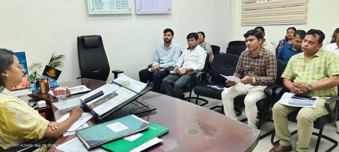 दिनांकः 19 सितम्बर, 2026
स्थानः नालन्दा।
जिला जनसंपर्क कार्यालय, नालन्दा।
............................................
उप विकास आयुक्त, नालन्दा की अध्यक्षता में कृषि टास्क फोर्स की बैठक आयोजित
आज दिनांक 19.09.2026 को सुश्री सारा अशरफ, उप विकास आयुक्त, नालन्दा की अध्यक्षता में कृषि टास्क फोर्स की बैठक उनके कार्यालय कक्ष में आयोजित की गई।
बैठक में कृषि विभाग सहित संबंधित विभागों के पदाधिकारी एवं कृषि टास्क फोर्स के सदस्य उपस्थित थे। बैठक के प्रारंभ में उप विकास आयुक्त द्वारा उपस्थित सभी सदस्यों का स्वागत किया गया।
बैठक में सर्वप्रथम वर्तमान खरीफ मौसम में विभिन्न फसलों के आच्छादन की समीक्षा की गई। जिला कृषि पदाधिकारी, नालन्दा द्वारा बताया गया कि खरीफ मौसम में जिले में मुख्य रूप से धान की खेती की जाती है, सभी फसलों का समेकित आच्छादन 98.9 प्रतिशत है।
बीज वितरण की समीक्षा
खरीफ मौसम में बीज वितरण की समीक्षा के क्रम में जिला कृषि पदाधिकारी द्वारा बताया गया कि जिले को बिहार राज्य बीज निगम लिमिटेड के माध्यम से बीज उपलब्ध कराया जाता है। उपलब्ध कराए गए बीज का शत-प्रतिशत वितरण किया जा चुका है।
फार्मर रजिस्ट्री में तेजी लाने का निर्देश
फार्मर रजिस्ट्री की समीक्षा के दौरान इसकी प्रगति अपेक्षाकृत कम पाई गई। इस पर उप विकास आयुक्त ने संबंधित पदाधिकारियों को राजस्व विभाग से नई जमाबंदी की सूची प्राप्त कर पात्र किसानों की फार्मर रजिस्ट्री तैयार करने का निर्देश दिया। उन्होंने कार्य में तेजी लाते हुए अधिक से अधिक किसानों को फार्मर रजिस्ट्री से जोड़ने को कहा।
साथ ही, प्रधानमंत्री किसान सम्मान निधि योजना के नए लाभुकों की जांच कर आवश्यक सत्यापन के उपरांत उनके आवेदन निदेशालय को अग्रसारित करने का निर्देश दिया गया।
डिजिटल क्रॉप सर्वे की समीक्षा
डिजिटल क्रॉप सर्वे की समीक्षा के क्रम में जिला कृषि पदाधिकारी, नालन्दा द्वारा बताया गया कि नालन्दा जिले को कुल 12,16,698 प्लॉटों के सर्वे का लक्ष्य प्राप्त हुआ है, जिसके विरुद्ध अब तक 8,25,929 प्लॉटों का सर्वे कार्य पूर्ण कर लिया गया है। बताया गया कि इस उपलब्धि के साथ नालन्दा जिला राज्य स्तर पर दूसरे स्थान पर है।
उप विकास आयुक्त द्वारा डिजिटल क्रॉप सर्वे के कार्य को निर्धारित समय-सीमा में गुणवत्तापूर्ण ढंग से पूर्ण करने हेतु आवश्यक निर्देश दिए गए।
उर्वरक की उपलब्धता एवं कालाबाजारी पर कार्रवाई
उर्वरक की उपलब्धता की समीक्षा के दौरान जिला कृषि पदाधिकारी द्वारा बताया गया कि वर्तमान में जिले में उर्वरक की कोई कमी नहीं है। डीएपी की उपलब्धता में कुछ कमी आई थी, जिसके संबंध में अतिरिक्त आपूर्ति हेतु निदेशालय को पत्र भेजा गया है।
उर्वरक की कालाबाजारी एवं अनियमितता पर प्रभावी नियंत्रण के लिए पंचायत एवं प्रखंड स्तर पर कार्यरत उर्वरक निरीक्षकों द्वारा लगातार छापेमारी की जा रही है। अब तक 521 प्रतिष्ठानों पर छापेमारी की गई है। छापेमारी के दौरान अनियमितता पाए जाने पर 3 प्रतिष्ठानों की अनुज्ञप्ति रद्द, 35 प्रतिष्ठानों को निलंबित तथा 64 प्रतिष्ठानों से कारण-पृच्छा की कार्रवाई की गई है।
उप विकास आयुक्त ने निर्देश दिया कि उर्वरक प्रतिष्ठानों पर छापेमारी के दौरान केवल कागजात एवं बिक्री व्यवस्था की ही नहीं, बल्कि उपलब्ध स्टॉक का भी अनिवार्य रूप से भौतिक सत्यापन किया जाए। उन्होंने उर्वरक की उपलब्धता एवं वितरण व्यवस्था पर सतत निगरानी रखने तथा किसी भी प्रकार की अनियमितता पाए जाने पर नियमानुसार कार्रवाई सुनिश्चित करने का निर्देश दिया।
अन्य योजनाओं की समीक्षा
बैठक में कृषि विभाग एवं कृषि से संबंधित अन्य कार्यालयों द्वारा संचालित विभिन्न योजनाओं की भी एक-एक कर समीक्षा की गई। समीक्षा के दौरान योजनाओं की प्रगति संतोषप्रद पाई गई। संबंधित पदाधिकारियों को योजनाओं के क्रियान्वयन में पारदर्शिता एवं गुणवत्ता बनाए रखते हुए निर्धारित लक्ष्य को समय पर पूरा करने का निर्देश दिया गया।
बैठक के अंत में उप विकास आयुक्त द्वारा आवश्यक दिशा-निर्देश देते हुए बैठक समाप्त की गई।
तदोपरांत उप विकास आयुक्त, नालन्दा द्वारा कमरपुर-पहाड़पुर मौजा में प्लॉट पर जाकर डिजिटल क्रॉप सर्वे से संबंधित कार्यों का स्थलीय निरीक्षण एवं समीक्षा की गई। इस दौरान डिजिटल क्रॉप सर्वे की प्रक्रिया, प्रगति एवं कार्य की गुणवत्ता का जायजा लिया गया तथा संबंधित कर्मियों को आवश्यक दिशा-निर्देश दिए गए।
Samrat Choudhary
CMO Bihar
Information & Public Relations Department, Government of Bihar
Press Information Bureau - PIB, Government of India
Bihar Agricultural Management & Extension Training Institute
Ministry of Agriculture & Farmer’s Welfare, Government of India
Department of Agriculture, Government of Bihar