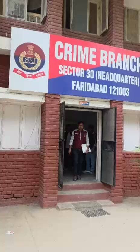 पुलिस प्रेस नोट 19 सितम्बर 2026
*कोर्ट परिसर की सुरक्षा व्यवस्था को लेकर फरीदाबाद पुलिस की पैनी नजर, बैग से निकला देशी कट्टा*
*चेकिंग के दौरान अवैध हथियार सहित युवक गिरफ्तार, पूछताछ में हथियार देने वाला भी दबोचा*
फरीदाबाद: न्यायिक परिसर की सुरक्षा को लेकर फरीदाबाद पुलिस की मुस्तैदी के चलते कोर्ट परिसर में घुसते हुए एक युवक को अवैध हथियार के साथ गिरफ्तार किया गया। कोर्ट परिसर की ओल्ड बिल्डिंग के मेन गेट पर चेकिंग के दौरान पुलिस ने एक युवक के बैग से देशी कट्टा बरामद किया। पुलिस ने आरोपी से पूछताछ के आधार पर अवैध हथियार उपलब्ध कराने वाले दूसरे आरोपी को भी गिरफ्तार कर लिया है।
पुलिस प्रवक्ता अनुसार गिरफ्तार आरोपियों की पहचान अभिषेक निवासी गांव लाला खेड़ली, जिला गुरुग्राम तथा वंश राठी निवासी नंगला एन्क्लेव पार्ट-1, फरीदाबाद के रूप में हुई है।
उन्होंने बताया कि फरीदाबाद कोर्ट परिसर के मेन गेट पर पुलिस टीम न्यायिक सुरक्षा एवं चेकिंग ड्यूटी पर तैनात थी। इसी दौरान एक युवक काले रंग का बैग लेकर कोर्ट परिसर में प्रवेश करने पहुंचा। पुलिस टीम ने नियमानुसार उसकी चेकिंग की। बैग की तलाशी लेने पर उसमें से एक देशी कट्टा बरामद हुआ।
अवैध हथियार बरामद होते ही थाना सेंट्रल में संबंधित धाराओं के तहत मुकदमा दर्ज कर अपराध शाखा सेक्टर 30 की टीम ने युवक को हिरासत में लेकर आगामी कार्रवाई शुरू की।
पूछताछ में सामने आया कि अभिषेक अपने भाई को लेने उसके कॉलेज गया था। इसी दौरान कॉलेज के बाहर उसकी मुलाकात वंश राठी से हुई, जिसको वह पहले से जानता था। वंश ने अभिषेक को बताया कि उसका किसी व्यक्ति के साथ झगड़ा हुआ है और उसे सबक सिखाने के लिए उसने देशी कट्टे का इंतजाम किया है।
वंश ने अभिषेक को देशी कट्टा देते हुए कहा कि वह इसे अपने पास रख ले और बाद में नंगला एन्क्लेव स्थित उसके घर पर वापस दे दे। अभिषेक ने कट्टे को बैग में रख लिया और अपने भाई के साथ कोर्ट परिसर पहुंच गया।
पुलिस प्रवक्ता ने बताया कि अभिषेक जैसे ही कोर्ट परिसर के मेन गेट पर पहुंचा, पुलिस टीम ने उसके बैग की तलाशी ली। बैग से देशी कट्टा बरामद होने के बाद पुलिस ने उसे काबू कर लिया। आरोपी से पूछताछ में हथियार उपलब्ध कराने वाले वंश राठी का नाम सामने आया, जिसके बाद अपराध शाखा की टीम ने उसे भी गिरफ्तार कर लिया।
फरीदाबाद पुलिस का कहना है कि न्यायिक परिसरों की सुरक्षा को लेकर प्रवेश द्वारों पर लगातार सतर्कता और सघन चेकिंग की जा रही है। पुलिस की मुस्तैदी के कारण अवैध हथियार के साथ कोर्ट परिसर में प्रवेश करने की कोशिश को समय रहते विफल किया गया है।
प्रवक्ता, फरीदाबाद पुलिस