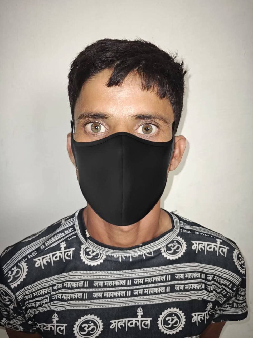 पुलिस प्रेस नोट 19 सितम्बर 2026
*अवैध नशा पर फरीदाबाद पुलिस की कार्रवाई, 3 गिरफ्तार; 1.200 किलोग्राम गांजा व 48 प्रतिबंधित इंजेक्शन बरामद*
फरीदाबाद: फरीदाबाद पुलिस द्वारा नशा तस्करी पर लगातार कार्रवाई की जा रही है। इसी क्रम में 18 सितम्बर को अपराध शाखाओं की टीमों ने दो अलग-अलग मामलों में कार्रवाई करते हुए तीन आरोपितों को गिरफ्तार किया। आरोपितों के कब्जे से 1.200 किलोग्राम गांजा और 48 प्रतिबंधित इंजेक्शन बरामद किया है।
*पहला मामला:* अपराध शाखा सेक्टर-48 की टीम ने गुप्त सूचना के आधार पर पिंटू निवासी अलीगढ़, हाल राजीव कॉलोनी, फरीदाबाद को आशियाना फ्लैट, सेक्टर-56 के पास से गिरफ्तार किया। आरोपित के कब्जे से 1.200 किलोग्राम गांजा बरामद हुआ। पूछताछ में आरोपित ने बताया कि उसने 1.5 किलोग्राम गांजा मेवात से 15 हजार रुपये में खरीदा था, जिसमें से कुछ गांजा वह बेच चुका था। आरोपित को अदालत में पेश कर एक दिन के पुलिस रिमांड पर लिया गया है।
*दूसरा मामला:* वहीं दूसरे मामले में अपराध शाखा सेक्टर-65 की टीम ने आसिफ खान निवासी अज्जी कॉलोनी पार्ट-2, फरीदाबाद को 48 प्रतिबंधित पेंटाजोसिन इंजेक्शन सहित गिरफ्तार किया। जिसने पूछताछ में बताया कि उसने प्रतिबंधित इंजेक्शन सोनू गाँव सीही फरीदाबाद से लिये थे। जिसकी सूचना के आधार पर अपराध शाखा की टीम ने आरोपित सोनू को भी गिरफ्तार कर लिया है। जिनसे पूछताछ की जा रही है।
प्रवक्ता, फरीदाबाद पुलिस