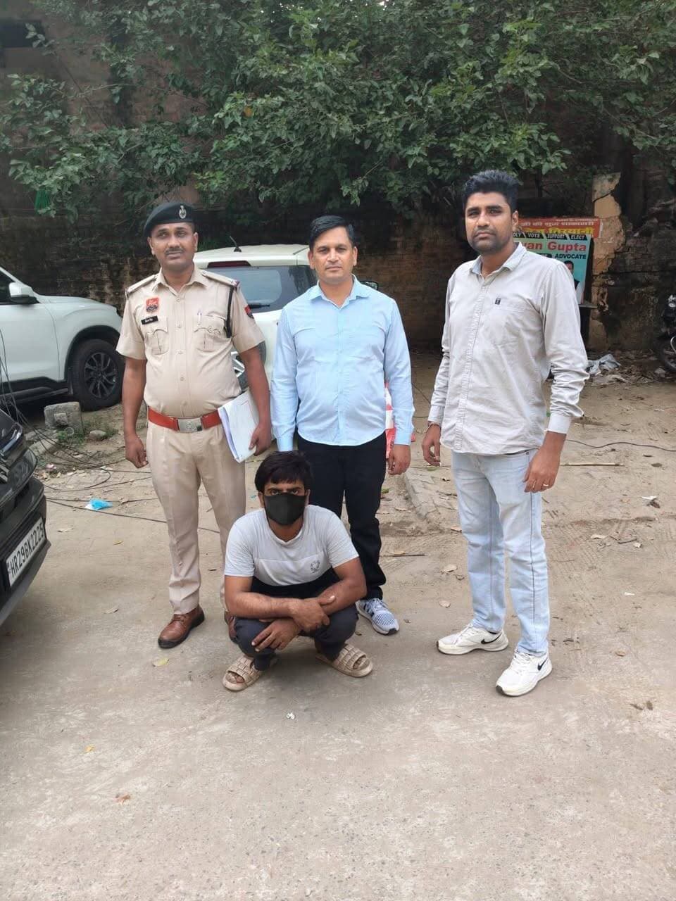 पुलिस प्रेस नोट 19 सितम्बर 2026
साइबर ठगी के तीन मामलों में साइबर थाना NIT की कार्रवाई, चार आरोपित गिरफ्तार
फरीदाबाद- फरीदाबाद पुलिस द्वारा साइबर ठगी के मामलों में संलिप्त आरोपितों के खिलाफ लगातार कार्रवाई की जा रही है। इसी क्रम में साइबर थाना NIT की टीम ने साइबर ठगी के तीन अलग-अलग मामलों में कार्रवाई करते हुए चार आरोपितों को गिरफ्तार किया है।
मामला-1: मकान किराये पर लेने का झांसा देकर 99 हजार रुपये की ठगी
पुलिस प्रवक्ता ने बताया कि सेक्टर-21सी निवासी शिकायतकर्ता ने मकान किराये पर देने के लिए 99 एकड़ ऐप पर विज्ञापन डाला था। ठगों ने मकान किराये पर लेने का झांसा देकर यूपीआई व बैंक संबंधी जानकारी भरने के लिए कहा। इसके बाद खाते से 60 हजार व 39 हजार रुपये, कुल 99 हजार रुपये निकाल लिए गए। मामले में पवन कुमार निवासी अम्बेडकर नगर, उत्तर प्रदेश, हाल गुरुग्राम को गिरफ्तार किया गया। पूछताछ में सामने आया कि आरोपित खाताधारक है और उसके खाते में ठगी की रकम आई थी। आरोपित ने सोशल मीडिया के माध्यम से अपना बैंक खाता आगे दिया था। अदालत में पेश कर उसे जेल भेज दिया गया।
मामला-2: फोन हैक कर खाते से 68 हजार रुपये निकाले
थाना साइबर NIT में एक शिकायत प्राप्त हुई जिसमें शिकायकर्ता ने बताया कि15 अगस्त को उसका मोबाइल फोन हैक होने के बाद उसके बैंक खाते से 68 हजार रुपये निकाल लिए गए। मामले में पवन रजक निवासी ग्वालियर, मध्य प्रदेश तथा सुजल शर्मा निवासी गांव डाबरा, ग्वालियर को गिरफ्तार किया गया। पूछताछ में सामने आया कि पवन के खाते में ठगी के 46 हजार रुपये आए थे। उसके खाते में रजिस्टर्ड ई-मेल आईडी का रिकवरी मोबाइल नंबर सुजल के नाम पर था। दोनों आरोपित पड़ोसी गांव के रहने वाले हैं। दोनों को अदालत में पेश कर न्यायिक हिरासत में भेज दिया गया।
मामला-3: गैस बुकिंग के लिए सर्च इंजन से नंबर खोजना पड़ा महंगा, 20 हजार की ठगी
उत्तम नगर निवासी शिकायतकर्ता ने गैस बुकिंग के लिए सर्च इंजन से नंबर खोजकर संपर्क किया। साइबर ठग ने केवाईसी के नाम पर लिंक भेजा। लिंक खोलने के कुछ देर बाद शिकायतकर्ता के खाते से 20 हजार रुपये निकल गए। मामले में राहुल निवासी गांव सिंघाना, जींद को गिरफ्तार किया गया। पूछताछ में सामने आया कि आरोपित खाताधारक है और उसके खाते में ठगी के 11 हजार रुपये आए थे। आरोपित को अदालत में पेश कर न्यायिक हिरासत में भेज दिया गया।
प्रवक्ता, फरीदाबाद पुलिस