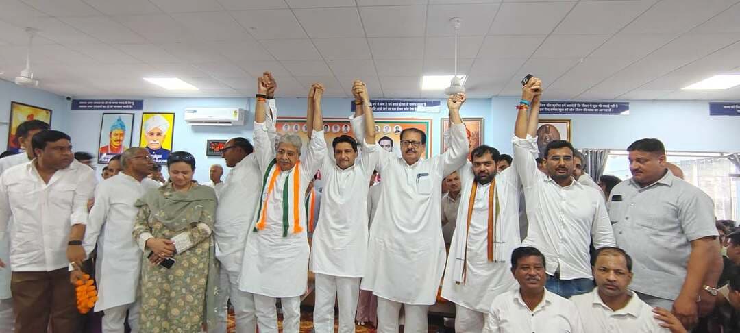 कांग्रेस ने नायब सैनी को बताया प्रदेश का पार्ट टाइम मुख्यमंत्री
- चिरंजीव राव की अध्यक्षता में हुई ऐतिहासिक जनसभा
- जनसभा में पहुंचे कांग्रेसी दिग्गज
रेवाड़ी, 19 सितंबर। रेवाड़ी की जाट धर्मशाला में शनिवार को कांग्रेस पार्टी का ब्लॉक स्तरीय कार्यकर्ता सम्मेलन आयोजित किया गया। सम्मेलन में हरियाणा कांग्रेस प्रभारी संजय दत्त, प्रदेश कांग्रेस अध्यक्ष राव नरेंद्र सिंह, सांसद एवं कांग्रेस कार्यसमिति सदस्य दीपेंद्र सिंह हुड्डा, AICC के राष्ट्रीय सचिव एवं पूर्व विधायक चिरंजीव राव सहित पार्टी के वरिष्ठ नेताओं ने शिरकत की और कार्यकर्ताओं को संबोधित किया। सम्मेलन में बड़ी संख्या में कांग्रेस कार्यकर्ता मौजूद रहे।
सभा को संबोधित करते हुए हरियाणा कांग्रेस प्रभारी संजय दत्त ने कहा कि कांग्रेस संगठन को जमीनी स्तर पर मजबूत करने के लिए लगातार कार्य किया जा रहा है। उन्होंने कार्यकर्ताओं से आह्वान किया कि वे गांव-गांव और बूथ स्तर तक पहुंचकर जनता से सीधा संवाद करें तथा उनकी समस्याओं को मजबूती से उठाएं। उन्होंने कहा कि कांग्रेस का कार्यकर्ता ही पार्टी की सबसे बड़ी ताकत है और संगठन को मजबूत करने में प्रत्येक कार्यकर्ता की महत्वपूर्ण भूमिका है।
हरियाणा कांग्रेस अध्यक्ष राव नरेंद्र सिंह ने कहा कि पार्टी को ब्लॉक से लेकर बूथ स्तर तक मजबूत किया जा रहा है। उन्होंने कार्यकर्ताओं से आपसी समन्वय के साथ जनता के बीच सक्रिय रहने और स्थानीय समस्याओं को प्रमुखता से उठाने का आह्वान किया। उन्होंने कहा कि कांग्रेस कार्यकर्ता जनता के सुख-दुख में उनके साथ खड़े रहें और संगठन को और मजबूत बनाएं।
सांसद दीपेंद्र सिंह हुड्डा ने मुख्यमंत्री नायब सिंह सैनी पर निशाना साधते हुए उन्हें प्रदेश का पार्ट टाइम मुख्यमंत्री बताया। उन्होंने कहा कि मुख्यमंत्री का मुख्य काम हरियाणा की जनता के हितों और प्रदेश के विकास पर ध्यान देना है, लेकिन मुख्यमंत्री प्रचार को ही अपना मुख्य काम समझ रहे हैं। उन्होंने तंज कसते हुए कहा कि पहले बिहार में गमछा मुख्यमंत्री बने, अब पगड़ी मुख्यमंत्री हैं और हिमाचल के चुनाव में टोपी वाले मुख्यमंत्री होंगे। उन्होंने कहा कि मुख्यमंत्री को दूसरे राज्यों में प्रचार करने के बजाय हरियाणा की जनता की समस्याओं पर ध्यान देना चाहिए। मुख्यमंत्री नायब सिंह सैनी पंजाब में जाकर लंबे चौड़े वायदे कर रहे हैं लेकिन चुनाव से पहले हरियाणा की जनता से उन्होंने जो वायदे किए थे वह कब पूरे करेंगे।
दीपेंद्र हुड्डा ने दक्षिण हरियाणा के विकास को लेकर स्वास्थ्य मंत्री आरती राव के बयान पर भी प्रतिक्रिया दी। उन्होंने कहा कि यदि भाजपा सरकार के कार्यकाल में दक्षिण हरियाणा में इतना विकास हुआ है तो गुरुग्राम जाकर जनता को बताया जाए कि आखिर वहां कौन-कौन से बड़े विकास कार्य हुए हैं।
दीपेंद्र हुड्डा ने कांग्रेस सरकार के कार्यकाल में रेवाड़ी क्षेत्र में हुए विकास कार्यों का उल्लेख करते हुए कहा कि कांग्रेस के समय क्षेत्र में पांच कॉलेज, छह आईटीआई, इंदिरा गांधी विश्वविद्यालय और सैनिक स्कूल जैसे महत्वपूर्ण संस्थान स्थापित किए गए। उन्होंने कहा कि दक्षिण हरियाणा के विकास में कांग्रेस सरकारों ने महत्वपूर्ण भूमिका निभाई है।
AICC के राष्ट्रीय सचिव एवं पूर्व विधायक चिरंजीव राव ने कहा कि कांग्रेस का कार्यकर्ता हमेशा जनता के बीच रहकर उनकी आवाज उठाता रहा है। उन्होंने कहा कि रेवाड़ी और दक्षिण हरियाणा के किसानों, युवाओं, व्यापारियों, कर्मचारियों और आम लोगों से जुड़े मुद्दों को कांग्रेस लगातार उठाती रहेगी। उन्होंने कार्यकर्ताओं से आह्वान किया कि वे जनता से सीधा संपर्क बनाए रखें और उनकी समस्याओं को संगठन के माध्यम से मजबूती से उठाएं। एम्स माजरा को लेकर चल रही श्रेय की राजनीति पर चिरंजीव राव ने कहा कि भाजपा को एम्स का श्रेय लेने के बजाय उन लोगों को याद करना चाहिए जिन्होंने इसके लिए वर्षों तक संघर्ष किया। उन्होंने मनेठी और आसपास की सरदारी का उल्लेख करते हुए कहा कि क्षेत्र के लोगों ने एम्स के लिए लंबा संघर्ष किया और उनके संघर्ष को भुलाया नहीं जा सकता। उन्होंने कहा कि एम्स को लेकर श्रेय लेने से पहले भाजपा को अपनी नीयत देखनी चाहिए।
इस मौके पर हरियाणा महिला कांग्रेस की प्रदेश अध्यक्ष पर्ल चौधरी, पूर्व मंत्री एमएल रंगा, पूर्व मंत्री जसवंत सिंह, कांग्रेस के ग्रामीण अध्यक्ष सुभाष छाबड़ी, शाहरी अध्यक्ष प्रवीण चौधरी, रेवाड़ी ब्लॉक अध्यक्ष अनिल यादव, धारूहेड़ा ब्लॉक अध्यक्ष धीरज यादव, नीलम भगवाडीया, पूर्व चेयरमैन शकुंतला भांडोरिया के अलावा हजारों की संख्या में पुरुष और महिलाएं मौजूद रहे।