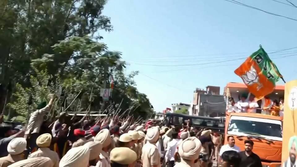 नशा विरोधी यात्रा के दौरान भाजपा का काले झंडियों से विरोध
पठानकोट।
पंजाब में नशे के मुद्दे को लेकर भाजपा की ओर से निकाली जा रही नशा विरोधी यात्रा का हलका भोआ में स्थानीय लोगों ने काले झंडे दिखाकर विरोध किया। इस दौरान प्रदर्शनकारियों ने भाजपा के खिलाफ नारेबाजी करते हुए अपना रोष जताया। प्रदर्शनकारियों ने आरोप लगाया कि भाजपा नशे के खिलाफ यात्रा निकालकर केवल दिखावा कर रही है। उन्होंने पंजाब में नशे की समस्या को लेकर भाजपा की नीतियों पर सवाल उठाए और कहा कि नशे के खिलाफ वास्तविक कार्रवाई करने के बजाय राजनीतिक यात्राएं निकाली जा रही हैं। विरोध के दौरान प्रदर्शनकारियों ने ‘भाजपा मुर्दाबाद’ के नारे लगाए और अपना आक्रोश जाहिर किया। इस दौरान माहौल काफी गरम रहा।