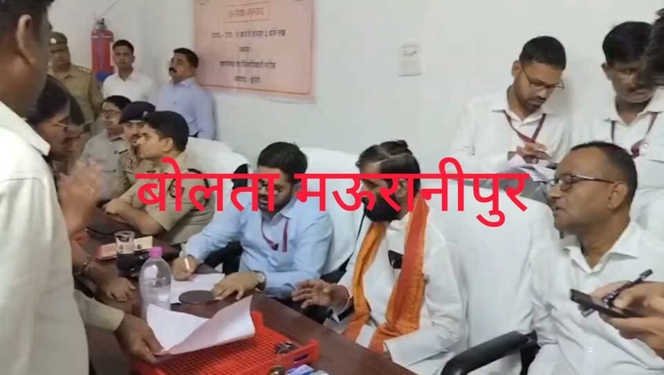 झांसी गरौठा में संपूर्ण समाधान दिवस में जिलाधिकारी एवं वरिष्ठ पुलिस अधीक्षक ने सुनी फरियादियो की समस्याएं