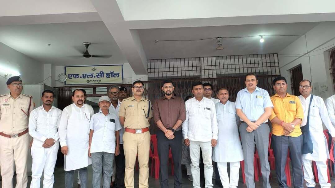 जिला निर्वाचन पदाधिकारी-सह-जिलाधिकारी, मुजफ्फरपुर श्री कुमार गौरव एवं वरीय पुलिस अधीक्षक, मुजफ्फरपुर श्री कांतेश कुमार मिश्र द्वारा आज सिकंदरपुर स्थित *ईवीएम-वीवीपैट वेयरहाउस का संयुक्त निरीक्षण* किया गया। भारत निर्वाचन आयोग द्वारा निर्धारित दिशा-निर्देशों के अनुसार यह त्रै-मासिक निरीक्षण था। इस अवसर पर विभिन्न राजनैतिक दलों के प्रतिनिधिगण भी उपस्थित थे।
जिलाधिकारी व वरीय पुलिस अधीक्षक द्वारा राजनैतिक दलों के प्रतिनिधियों की उपस्थिति में वेयरहाउस में संधारित ईवीएम एवं वीवीपैट कक्षों का निरीक्षण किया गया तथा सुरक्षा व्यवस्था सहित आयोग द्वारा निर्धारित प्रोटोकॉल के अनुपालन का ज़ायज़ा लिया गया। *सुरक्षा व्यवस्था भारत निर्वाचन आयोग द्वारा निर्धारित मापदंडों के अनुसार सुदृढ़ है। सीसीटीवी से लगातार मॉनिटरिंग* की जा रही है। अधिकारीद्वय द्वारा अनुमंडल पदाधिकारी; अनुमंडल पुलिस पदाधिकारी एवं उप निर्वाचन पदाधिकारी को ईवीएम वेयरहाउस के संचालन में भारत निर्वाचन आयोग के मानकों का अक्षरशः अनुपालन सदैव सुनिश्चित करने का निदेश दिया गया।
मान्यता प्राप्त राजनीतिक दलों के अधिकृत प्रतिनिधियों द्वारा वेयरहाउस के अवलोकन के उपरांत आयोग द्वारा निर्धारित मानकों के अनुपालन पर हर्ष व्यक्त किया गया।
विदित हो कि वेयर हाउस में इलेक्ट्रॉनिक्स कार्पोरेशन ऑफ इंडिया लिमिटेड (ईसीआईएल), हैदराबाद द्वारा निर्मित M3 ईवीएम एवं वीवीपैट संधारित है। भारत निर्वाचन आयोग के दिशा-निर्देशों के अनुसार जिलाधिकारी व वरीय पुलिस अधीक्षक द्वारा इसका नियमित निरीक्षण किया जाता है।
इस अवसर पर मान्यता प्राप्त राजनीतिक दलों के अधिकृत प्रतिनिधि, उप निर्वाचन पदाधिकारी एवं अन्य पदाधिकारी भी उपस्थित थे।