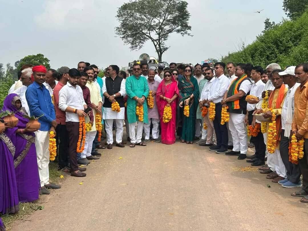 जल, जन और सेवा संकल्प बाइक यात्रा का चितरंगी में भव्य स्वागत
राज्यमंत्री सहित जनप्रतिनिधियों एवं नागरिकों ने किया आत्मीय अभिनंदन,
सेवा संकल्प को जनभागीदारी से जनआंदोलन बनाने का दिया संदेश
सिंगरौली, 19 सितम्बर 2026। मध्यप्रदेश शासन, सामान्य प्रशासन विभाग के निर्देशानुसार 17 सितम्बर से 17 अक्टूबर 2026 तक आयोजित ‘सेवा संकल्प अभियान-2026’ के अंतर्गत वाराणसी से बड़नगर तक निकाली जा रही ‘जल, जन और सेवा संकल्प’ बाइक यात्रा का सिंगरौली जिले में प्रवेश पर चितरंगी विधानसभा क्षेत्र के लमसरई में उत्साह एवं जनभागीदारी के वातावरण में भव्य एवं आत्मीय स्वागत किया गया। राज्यमंत्री श्रीमती राधा सिंह, विधायक देवसर श्री राजेन्द्र मेश्राम, श्री रामनिवास शाह, भाजपा प्रदेश उपाध्यक्ष श्री कांत देव सिंह, भाजपा जिलाध्यक्ष श्री सुन्दर लाल शाह, पूर्व विधायक श्री सुभाष वर्मा एवं जिला पंचायत उपाध्यक्ष श्रीमती अर्चना सिंह सहित अन्य जनप्रतिनिधियों एवं बड़ी संख्या में स्थानीय नागरिकों ने यात्रा में शामिल प्रतिभागियों का अभिनंदन किया। स्वागत अवसर पर सेवा को सामाजिक दायित्व से जोड़ने और जनभागीदारी के माध्यम से सेवा संकल्प को व्यापक जनअभियान का स्वरूप देने का संदेश दिया गया।
‘जल, जन और सेवा संकल्प’ बाइक यात्रा के माध्यम से जल संरक्षण, पर्यावरण संवर्धन, जनसेवा एवं सामाजिक सरोकारों के प्रति नागरिकों की सक्रिय सहभागिता को प्रोत्साहित किया जा रहा है। यात्रा का उद्देश्य केवल विभिन्न क्षेत्रों से होकर गुजरना नहीं, बल्कि गांव-गांव में सेवा भावना और सामूहिक जिम्मेदारी की भावना को सशक्त करना है। जलस्रोतों के संरक्षण, वृक्षारोपण, पर्यावरण सुरक्षा तथा जनहित के कार्यों में नागरिकों की सहभागिता को अभियान से जोड़ते हुए यह संदेश दिया जा रहा है कि जनभागीदारी से जुड़े छोटे-छोटे प्रयास ही व्यापक सामाजिक परिवर्तन का आधार बनते हैं। युवाओं, ग्रामीणों एवं विभिन्न सामाजिक समूहों को सेवा कार्यों से जोड़कर सेवा संकल्प को जन-जन तक पहुंचाने का प्रयास किया जा रहा है। निर्धारित कार्यक्रम के अनुसार लमसरई में स्वागत के पश्चात यात्रा देवरा पहुंचेगी, जहां गौ-सेवा एवं भारत माता की आरती, मिसिरगवां में ग्राम चौपाल एवं हितग्राही संवाद तथा चितरंगी में युवा संवाद एवं भोजन कार्यक्रम आयोजित होगा। इसके बाद यात्रा कुड़ैनिया, बैरदह एवं हलफरी होते हुए कर्थुआ पहुंचेगी, जहां रात्रि विश्राम के साथ सुंदरकांड पाठ एवं ग्रामीण जन पंचायत का आयोजन किया जाएगा। यात्रा के अगले चरण में 20 सितम्बर को प्रातः कर्थुआ में वृक्षारोपण के पश्चात बाइक यात्रा झोखो के लिए रवाना होगी और वहां से प्रातः 9:30 बजे सीधी जिले के लिए प्रस्थान करेगी।
वाराणसी से प्रारंभ होकर बड़नगर तक जाने वाली यह यात्रा अपने मार्ग में सेवा, जनसरोकार, जल संरक्षण, पर्यावरण संवर्धन और सामाजिक सहभागिता का संदेश प्रसारित कर रही है। सिंगरौली में यात्रा का आगमन सेवा संकल्प अभियान को ग्रामीण अंचलों तक पहुंचाने और नागरिकों को जनहित के कार्यों से जोड़ने का महत्वपूर्ण अवसर बना है। अभियान के माध्यम से जिले में यह संदेश सशक्त किया जा रहा है कि सेवा केवल किसी एक व्यक्ति या संस्था का दायित्व नहीं, बल्कि समाज के प्रत्येक नागरिक की सामूहिक जिम्मेदारी है; जनभागीदारी और सेवा भावना से ही संकल्प को स्थायी जनआंदोलन का स्वरूप दिया जा सकता है।
CM Madhya Pradesh
Jansampark Madhya Pradesh