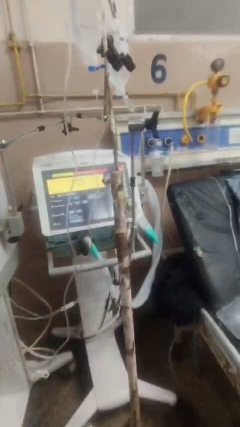 एमवायएच अस्पताल में मरीज को लेकर हंगामा, डॉक्टर से मारपीट के बाद पहुंची पुलिस
इंदौर। एमवाय अस्पताल (MYH) में मरीज के उपचार को लेकर हंगामे की स्थिति बन गई। परिजनों का आरोप है कि मरीज को सुबह से अस्पताल में लेटाकर रखा गया, लेकिन काफी समय तक उसे देखने के लिए डॉक्टर नहीं पहुंचे। इसको लेकर परिजनों में नाराजगी बढ़ गई।
मामले के दौरान अस्पताल में विवाद की स्थिति उत्पन्न हो गई और डॉक्टरों के साथ मारपीट की सूचना सामने आई। घटना की जानकारी मिलते ही पुलिस मौके पर पहुंची और स्थिति को नियंत्रित किया। पुलिस द्वारा मामले की जानकारी जुटाई जा रही है।
मरीज के परिजनों ने अस्पताल की व्यवस्था और उपचार में कथित देरी को लेकर सवाल उठाए हैं। वहीं, डॉक्टरों से मारपीट के मामले में पुलिस घटनाक्रम की जांच कर रही है। घटना के संबंध में अस्पताल प्रबंधन और पुलिस की ओर से विस्तृत जानकारी सामने आने के बाद स्थिति और स्पष्ट हो सकेगी।
#IndoreNews #MYHospital #HospitalNews #IndorePolice #MadhyaPradeshNews