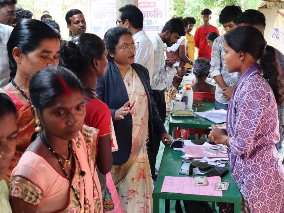 तोतर में दूसरे दिन भी जारी रहा समाधान का भरोसा
60 दिवसीय मेगा ड्राइव के अंतर्गत ग्राम पंचायत तोतर में विशेष विधिक एवं जनसमस्या समाधान शिविर आयोजित किया गया। शिविर में ग्रामीणों को विभिन्न विभागों की सेवाएं एक ही स्थान पर उपलब्ध कराते हुए उनकी समस्याओं के समाधान की दिशा में पहल की गई।
आधार कार्ड, आयुष्मान कार्ड, राशन कार्ड एवं श्रम कार्ड बनवाने के साथ पात्र ग्रामीणों के बैंक खाते खुलवाने की कार्यवाही की गई। साथ ही स्वास्थ्य, पशुपालन, शिक्षा, डाकघर, बैंक सहित विभिन्न विभागों की सेवाओं और शासकीय योजनाओं की जानकारी दी गई।
प्रधान जिला एवं सत्र न्यायाधीश एवं अध्यक्ष जिला विधिक सेवा प्राधिकरण श्री खिलावन राम रिगरी के मार्गदर्शन तथा जिला विधिक सेवा प्राधिकरण की सचिव सुश्री गायत्री साय के नेतृत्व में आयोजित शिविर ने ग्रामीणों को उनके अधिकारों, विधिक सहायता और शासकीय योजनाओं से जोड़ने का कार्य किया।
न्याय और विधिक सेवा का उद्देश्य केवल न्यायालय तक सीमित नहीं, बल्कि जरूरतमंद व्यक्ति तक सहायता पहुंचाना भी है।
#LegalServices #NALSA #JanSeva #Kondagaon #जनसमस्या_समाधान विधिक_सहायता